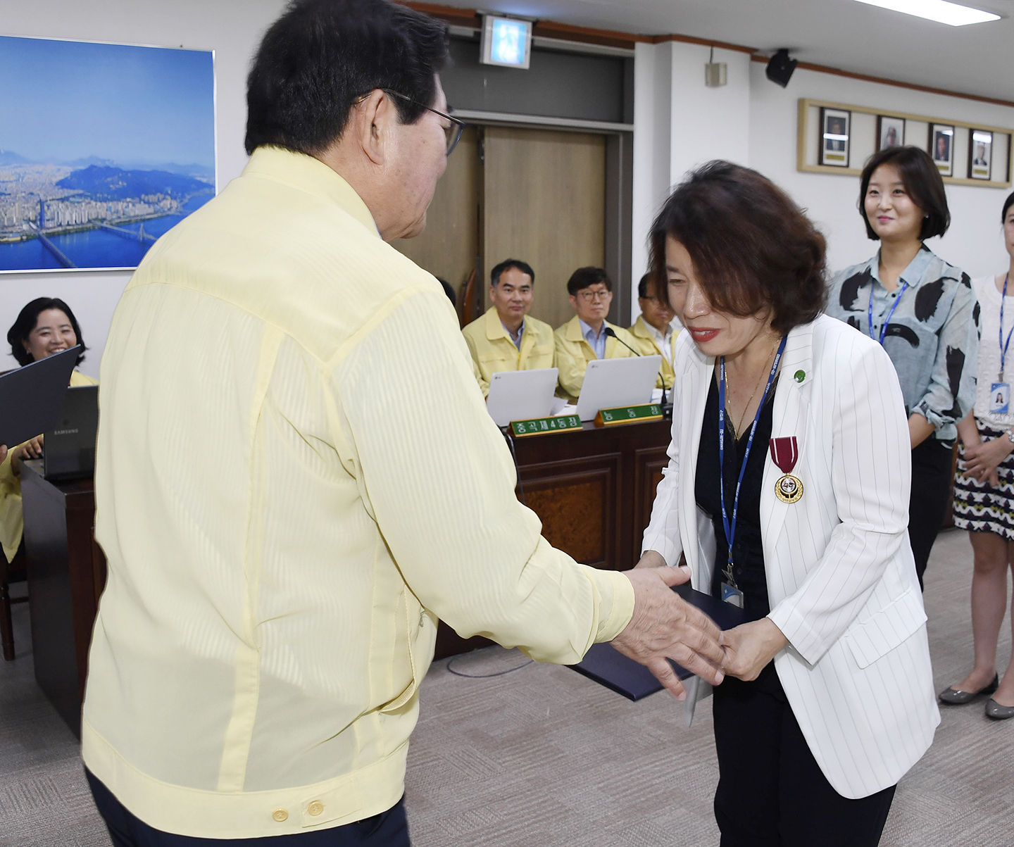 20170824-구 동 확대간부회의 우수공무원 표창장 수여 159363.jpg