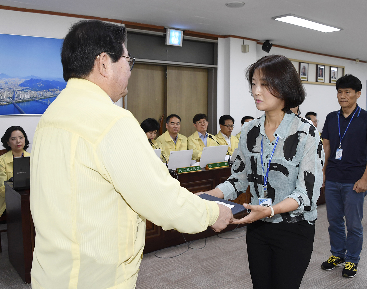 20170824-구 동 확대간부회의 우수공무원 표창장 수여 159364.jpg