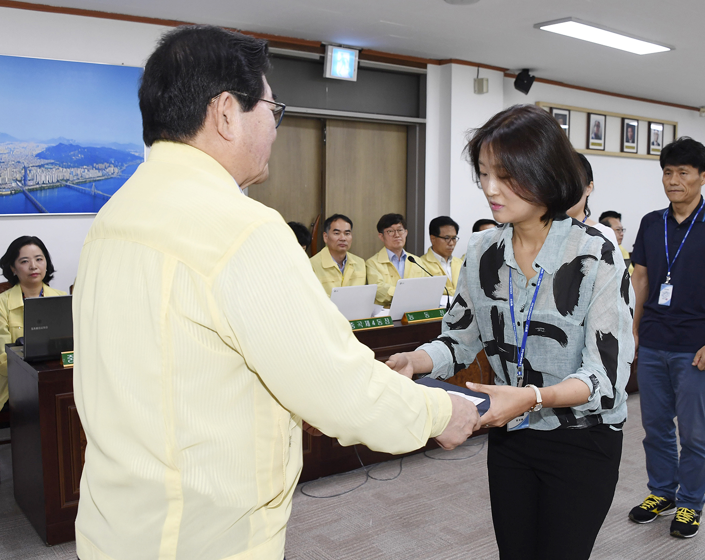 20170824-구 동 확대간부회의 우수공무원 표창장 수여 159365.jpg