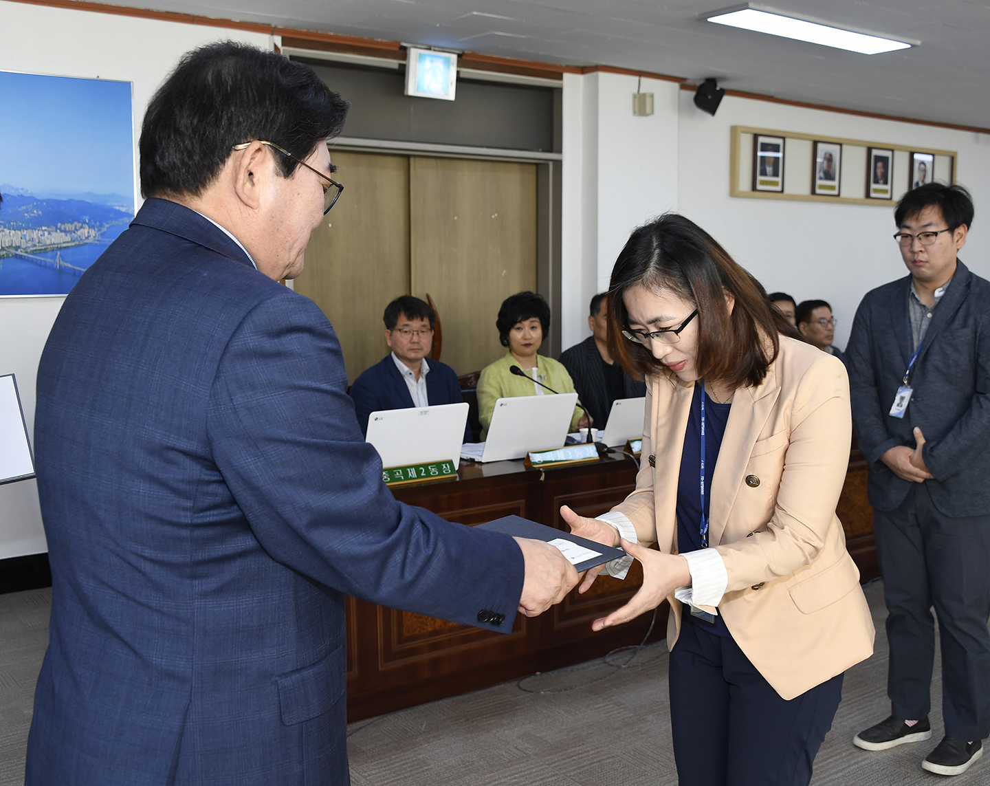 20170921-구 동 확대간부회의 우수공무원 표창 수여 160731.jpg