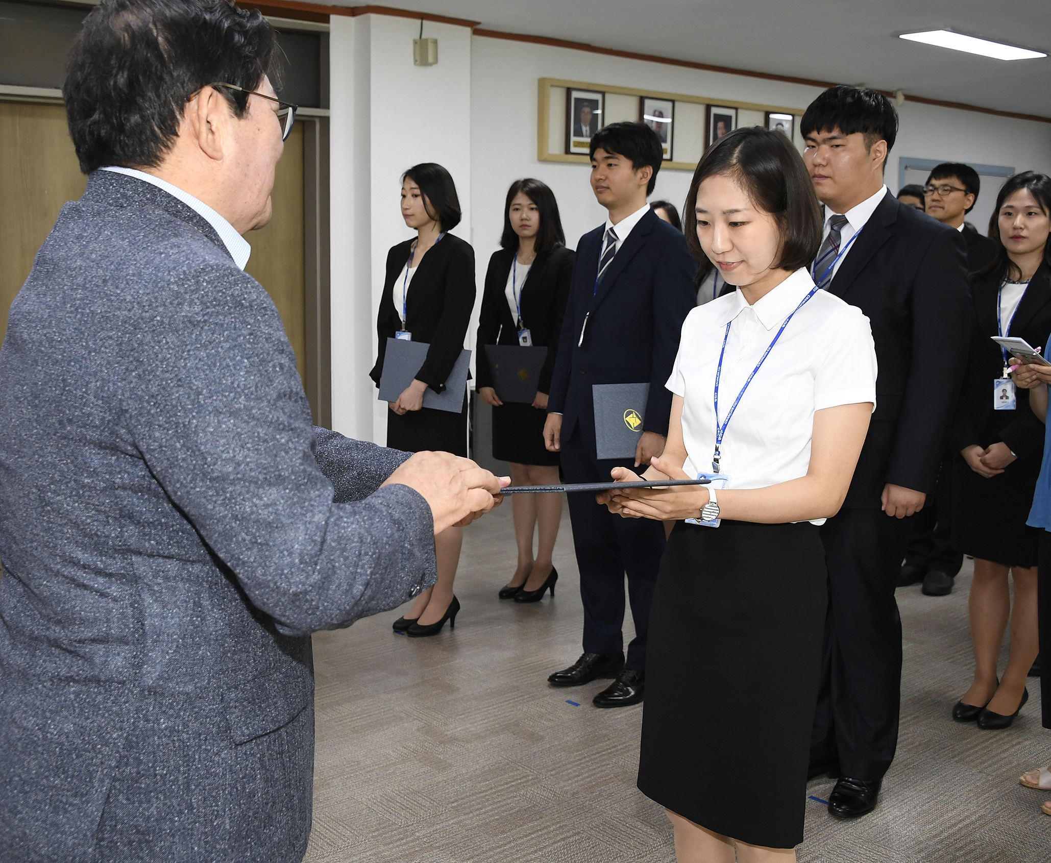 20170703-사회복지 신규직원 발령장 수여 158402.jpg