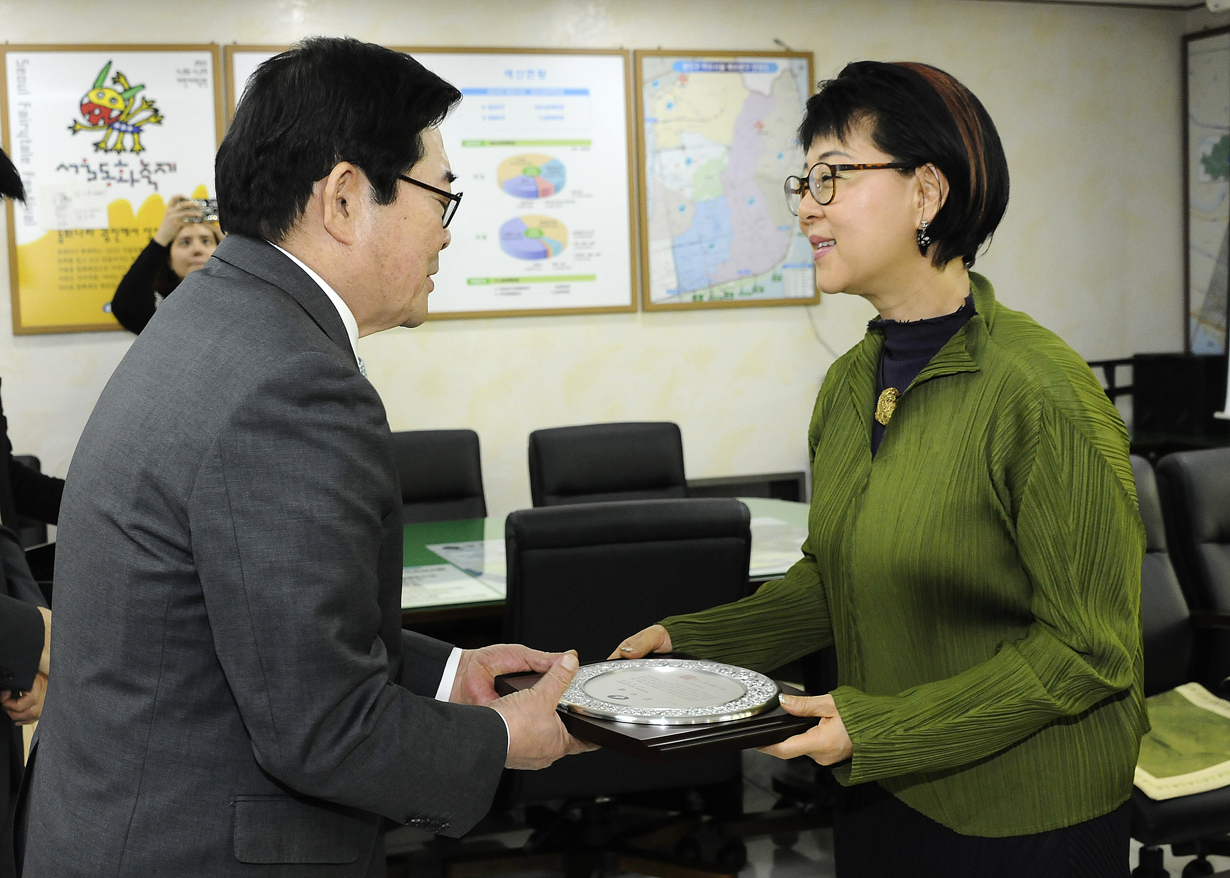 20140328-관학협력 벽화그리기 근무복디자인 재능기부에 대한 감사패 수여식 98366.JPG