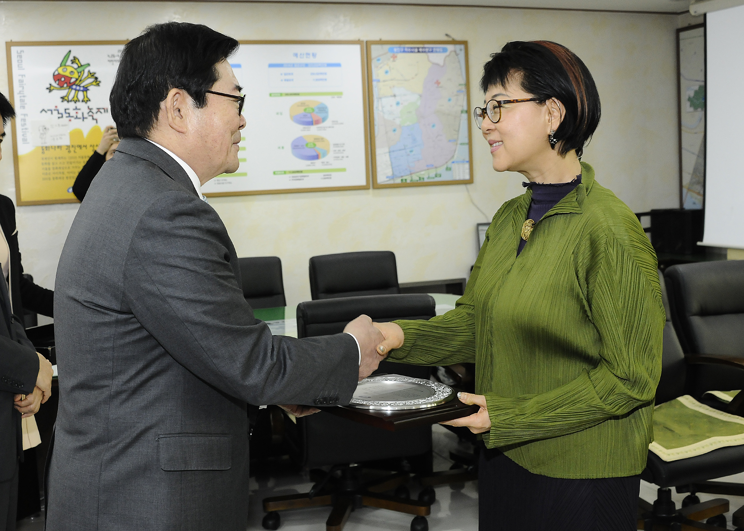 20140328-관학협력 벽화그리기 근무복디자인 재능기부에 대한 감사패 수여식 98367.JPG