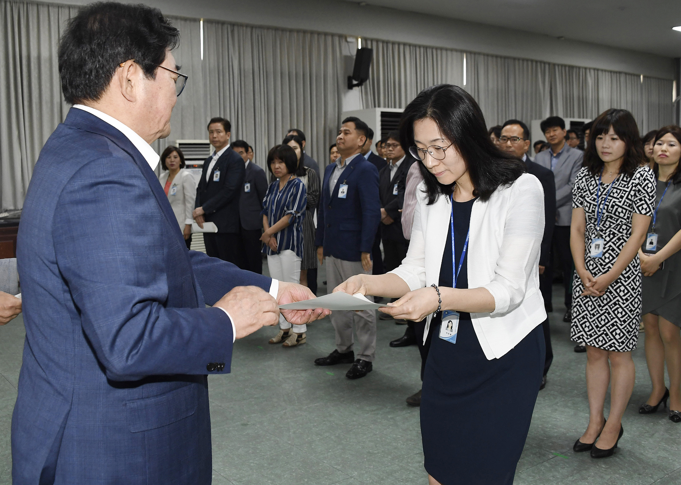 20170629-2017년 하반기 정기인사발령 발령장 수여 158009.jpg