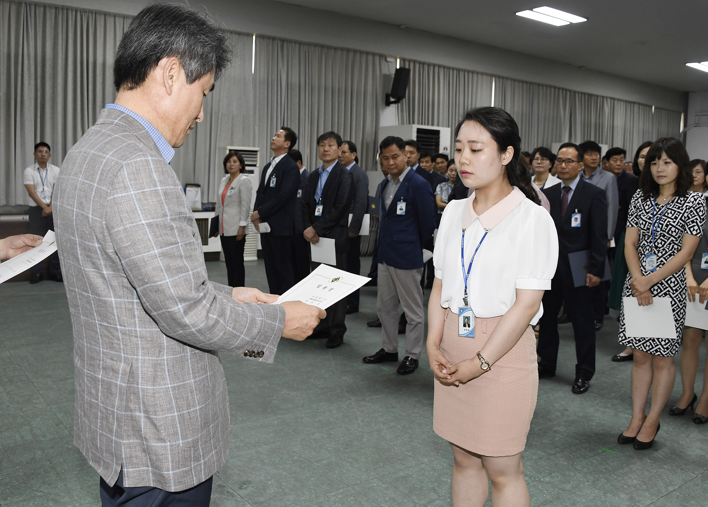 20170629-2017년 하반기 정기인사발령 발령장 수여 158297.jpg