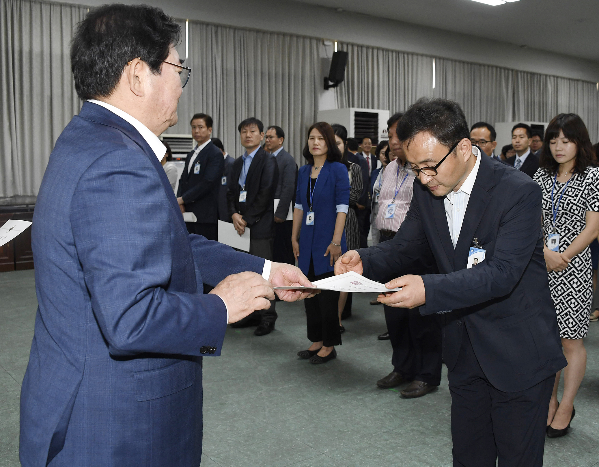 20170629-2017년 하반기 정기인사발령 발령장 수여 158047.jpg