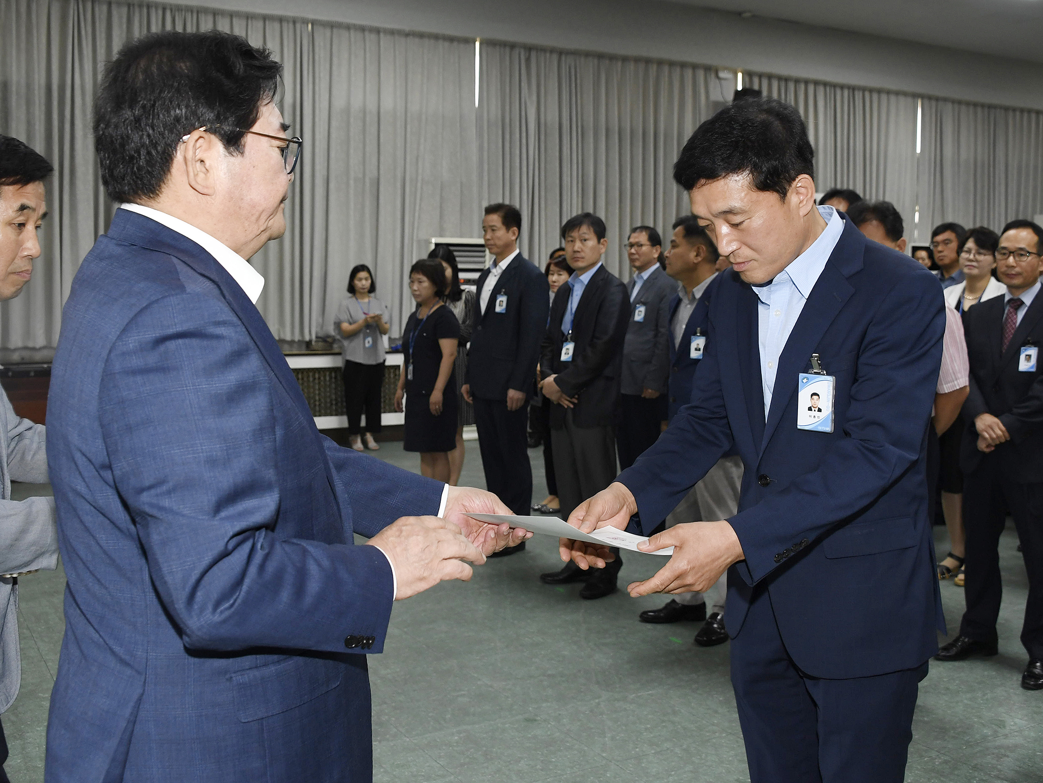 20170629-2017년 하반기 정기인사발령 발령장 수여 157914.jpg