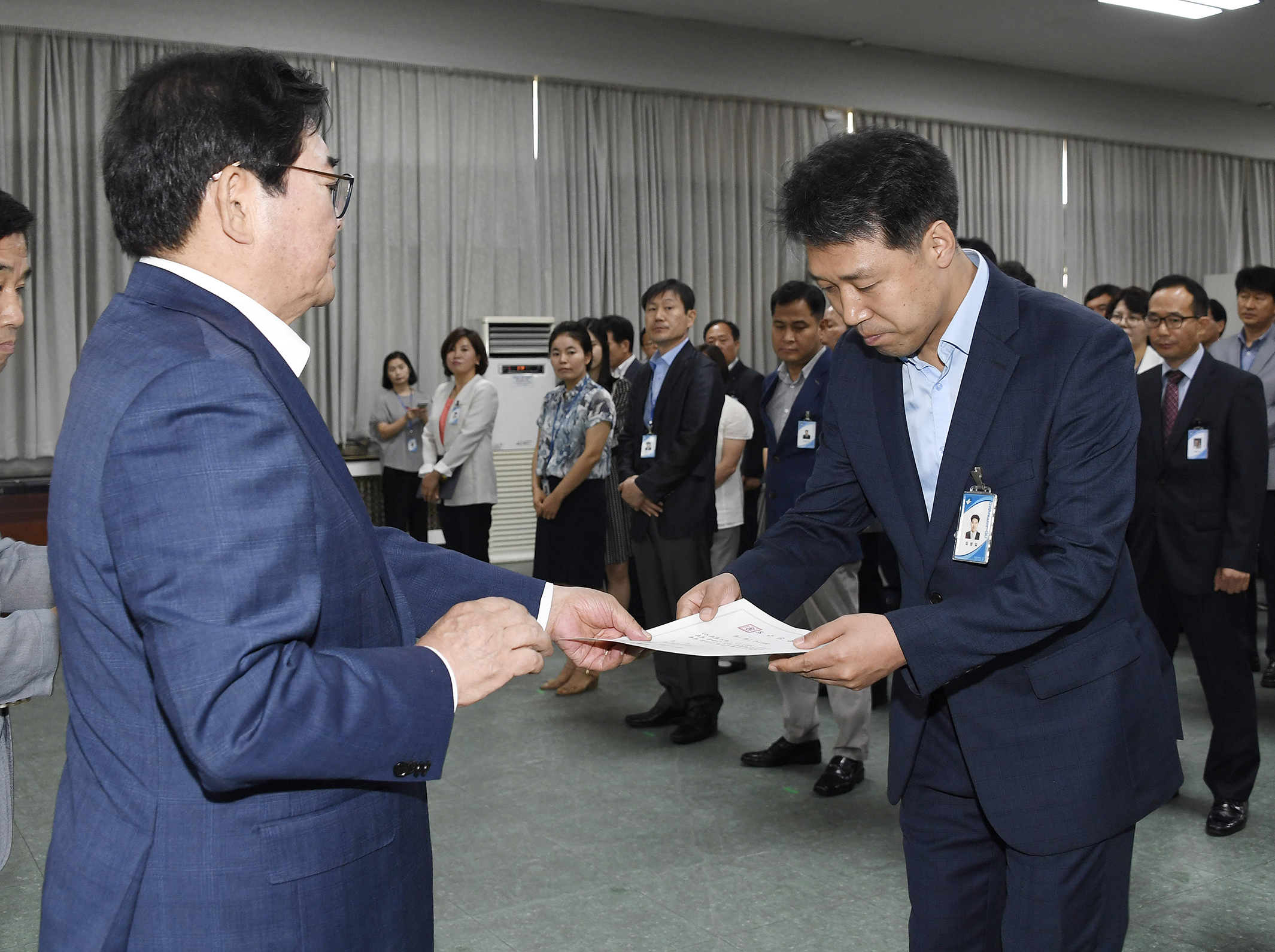 20170629-2017년 하반기 정기인사발령 발령장 수여 157935.jpg