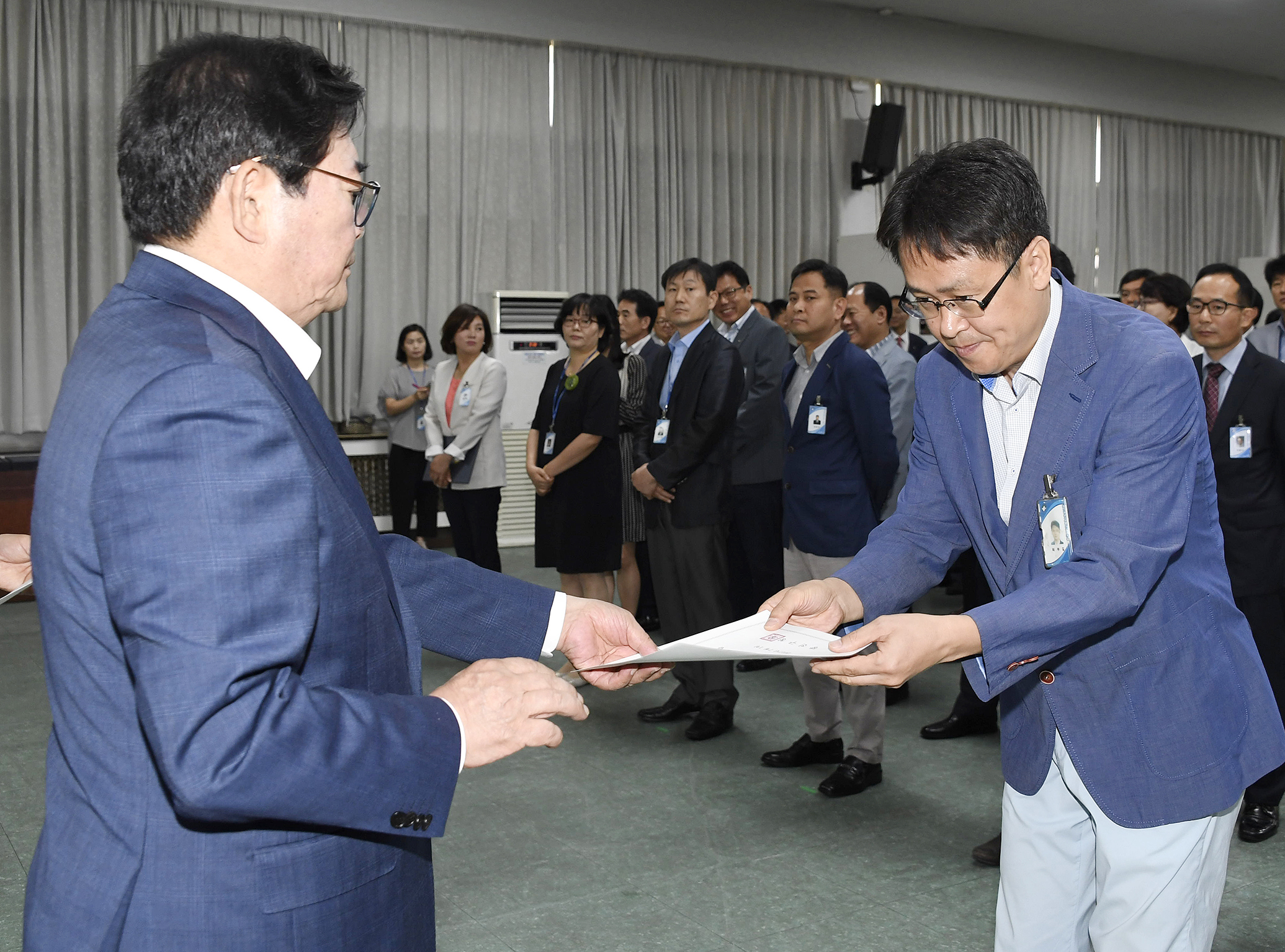 20170629-2017년 하반기 정기인사발령 발령장 수여 157947.jpg