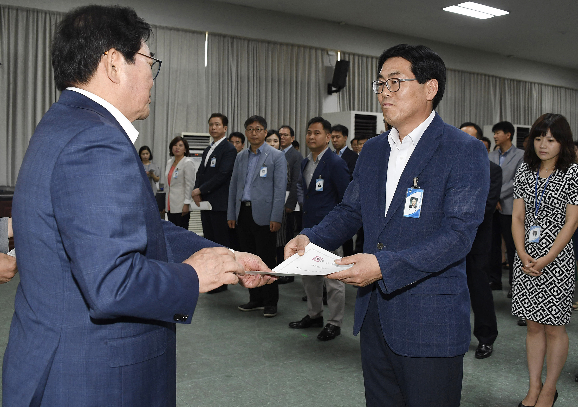 20170629-2017년 하반기 정기인사발령 발령장 수여 157985.jpg