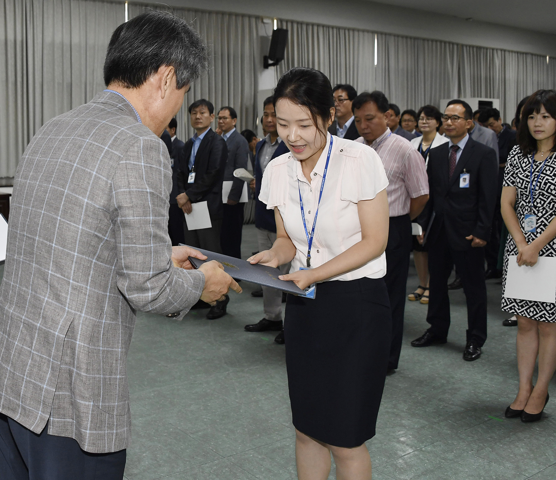 20170629-2017년 하반기 정기인사발령 발령장 수여 158253.jpg