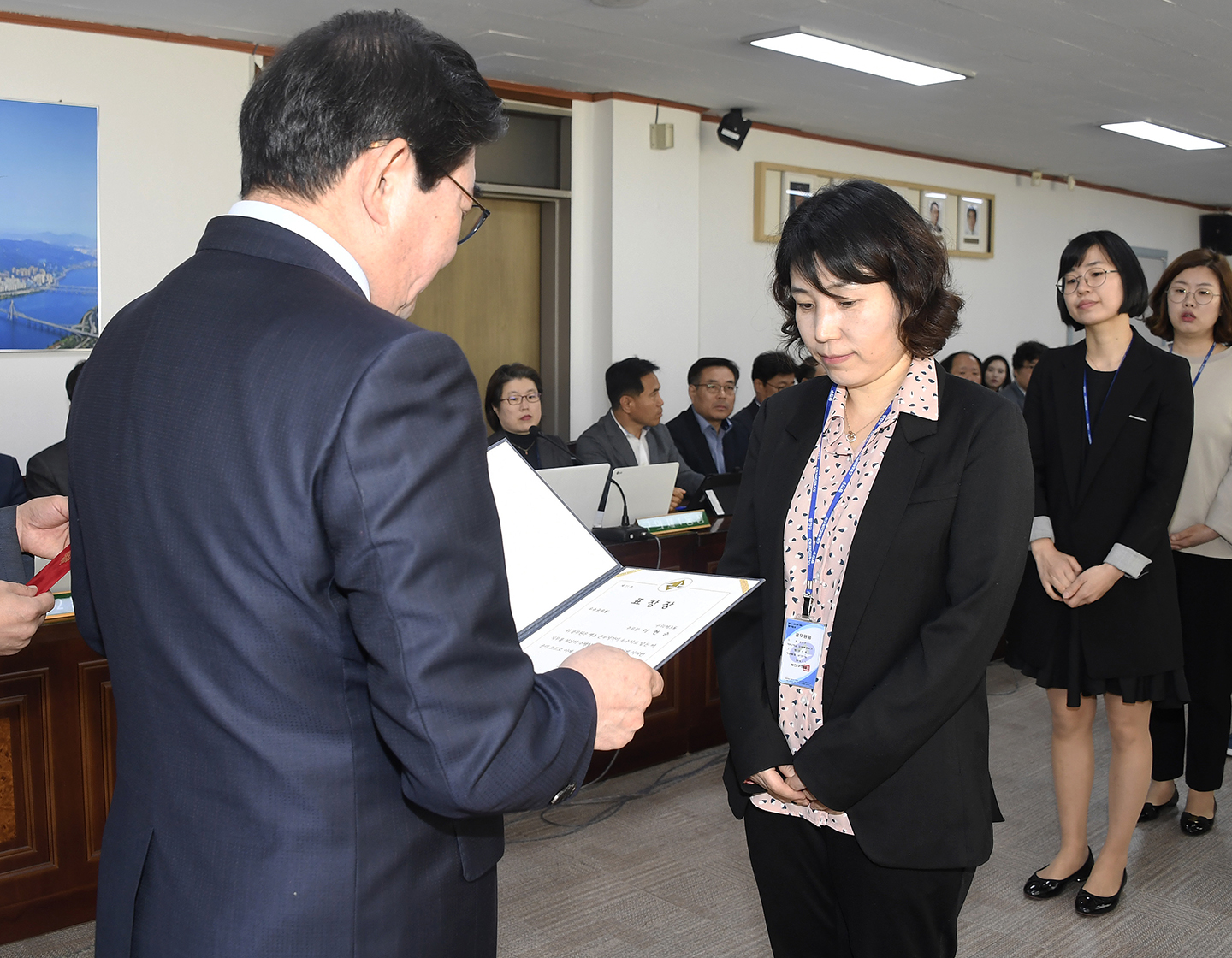 20180426-구동확대간부회의 우수공무원 표창장 수여 172637.jpg