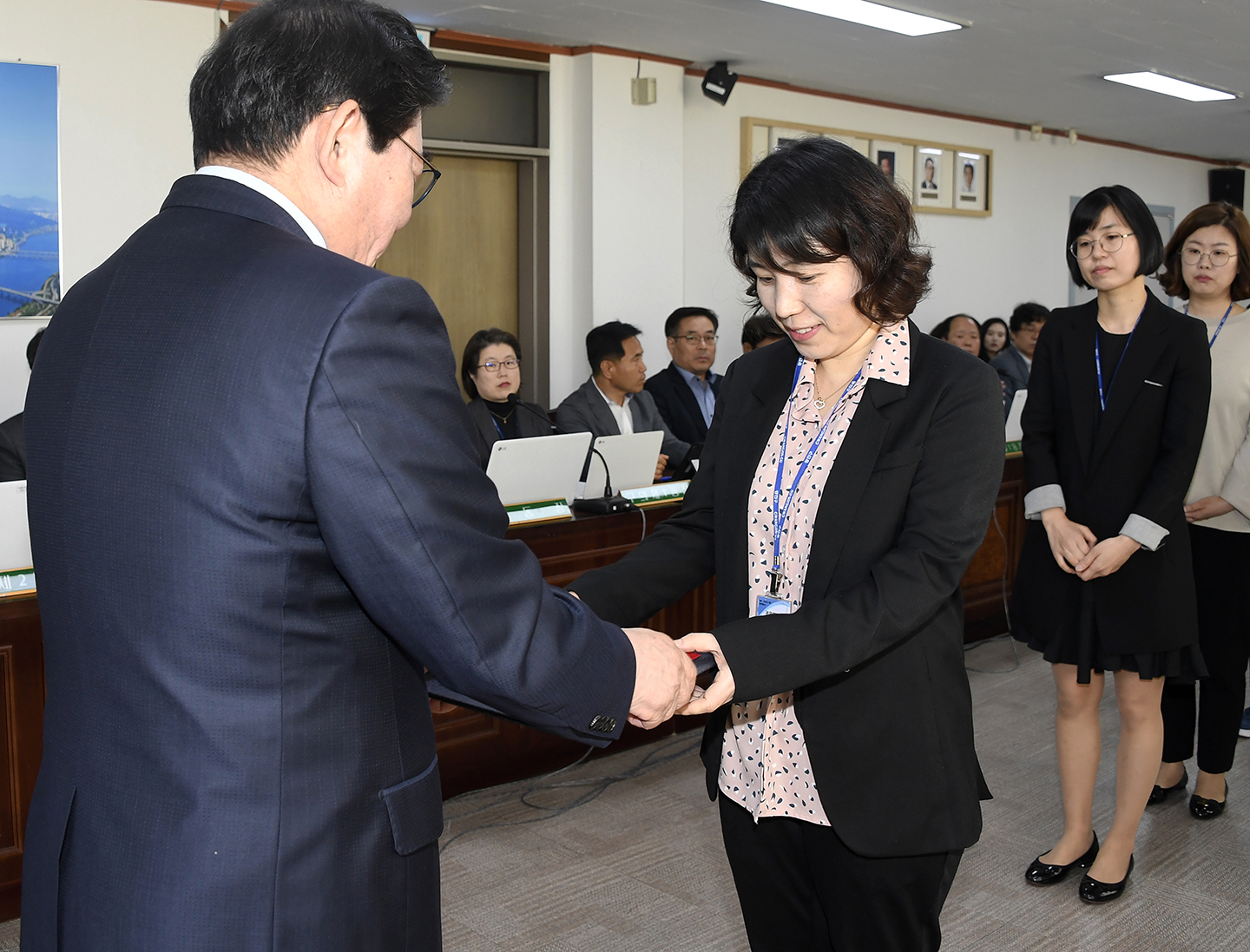 20180426-구동확대간부회의 우수공무원 표창장 수여 172638.jpg