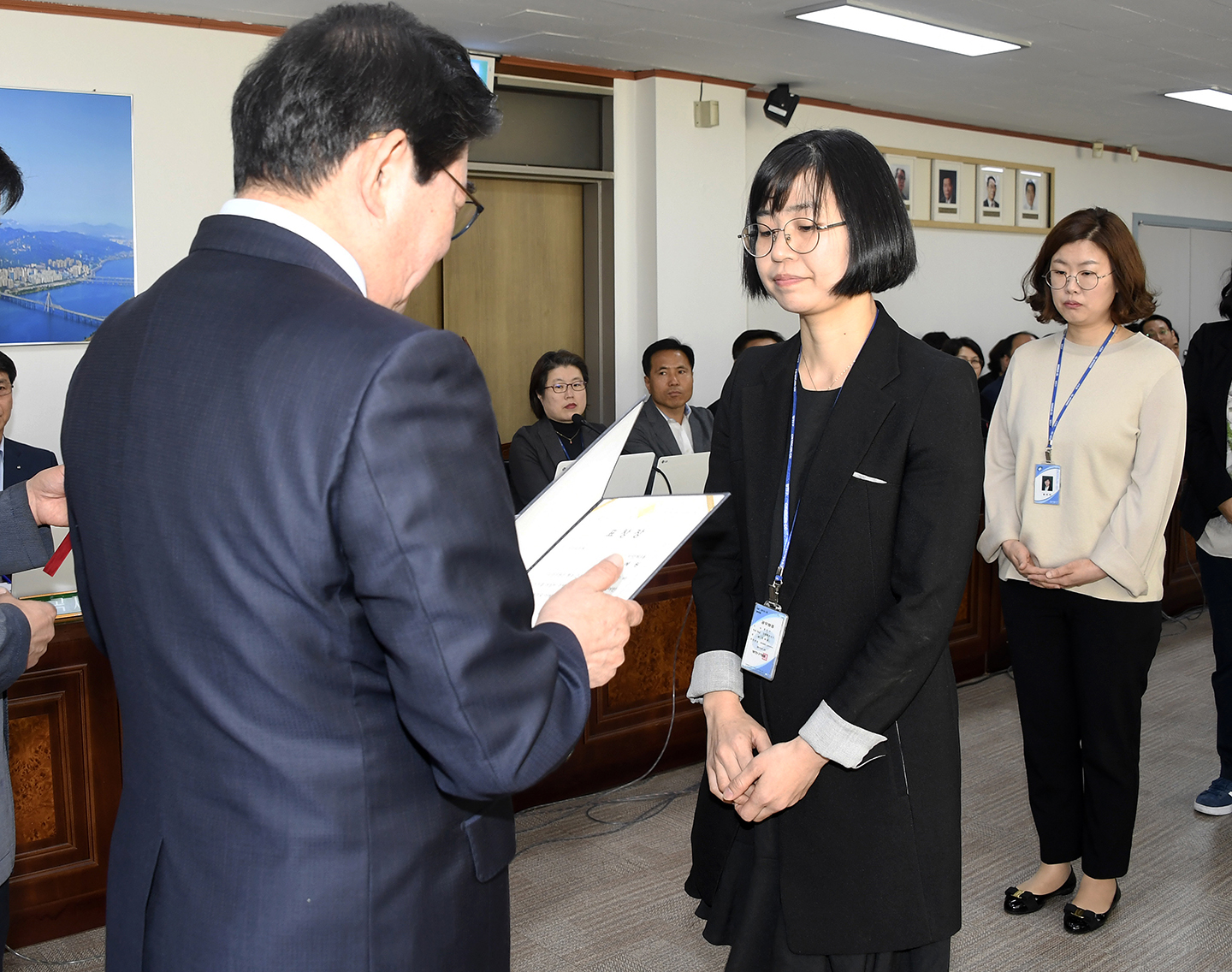 20180426-구동확대간부회의 우수공무원 표창장 수여 172640.jpg