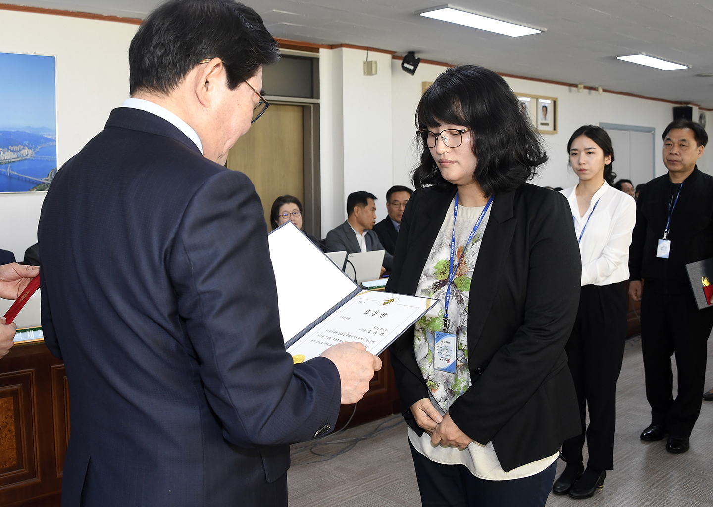 20180426-구동확대간부회의 우수공무원 표창장 수여 172644.jpg