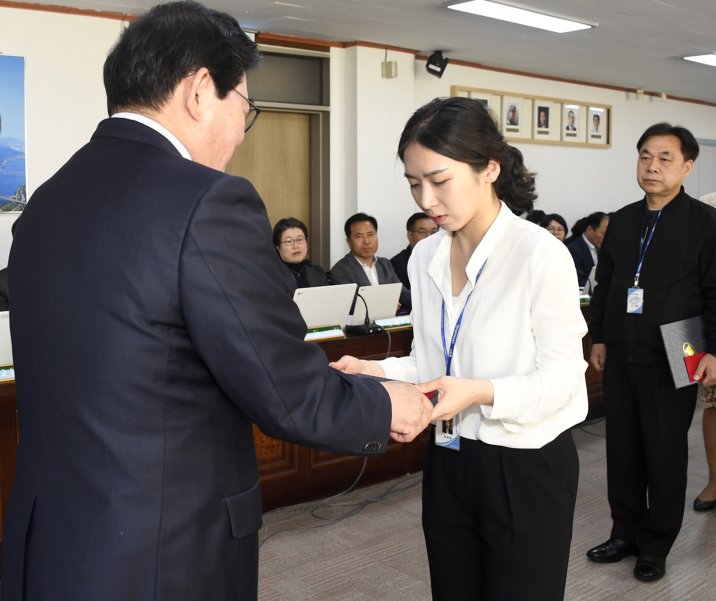 20180426-구동확대간부회의 우수공무원 표창장 수여 172646.jpg