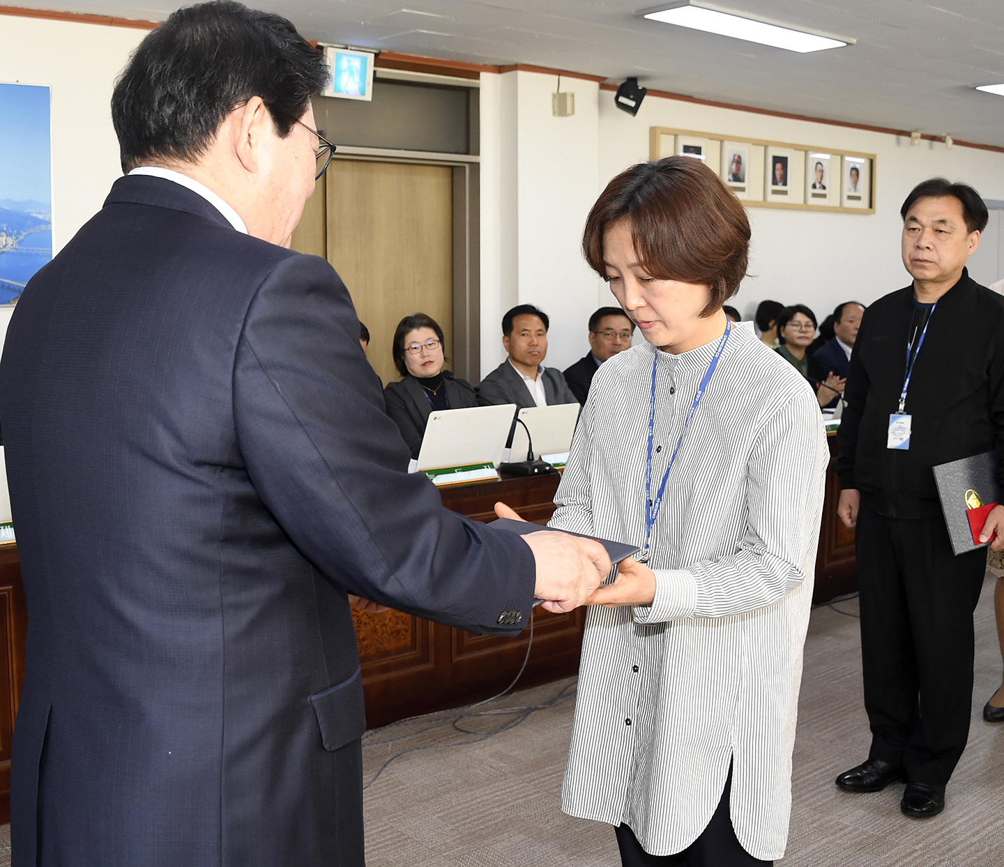 20180426-구동확대간부회의 우수공무원 표창장 수여 172655.jpg