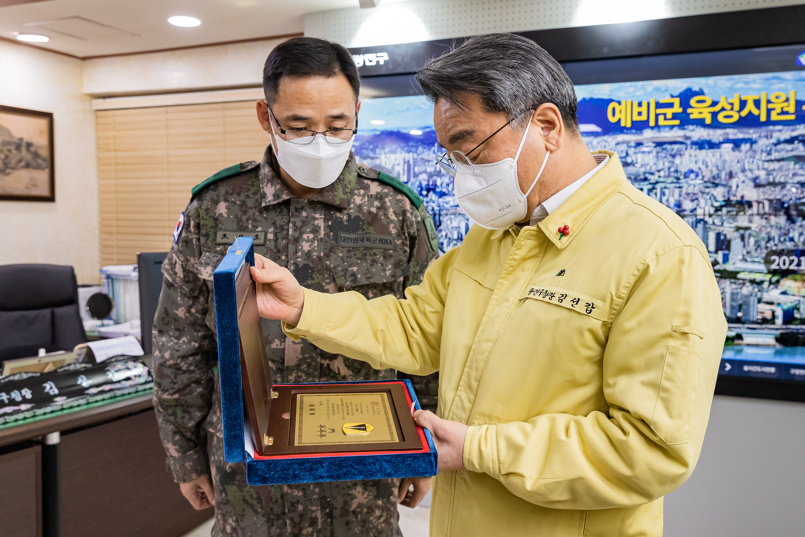 20210208-예비군 육성지원 우수지자체 선정에 따른 감사패 수상-제3298부대 수도방위사령관 감사패 수여 20210208-000015_s_212252.jpg