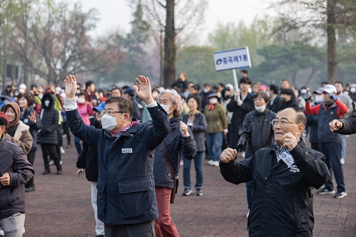7일, 서울 어린이대공원에서 ‘봄꽃길 걷기대회’가 열렸습니다.

광진구민 1천여 명은 오전 7시부터 정문에 모여
상쾌한 아침 바람과 함께
굳은 몸을 푸는 ‘몸풀기체조’ 시간을 가졌습니다.