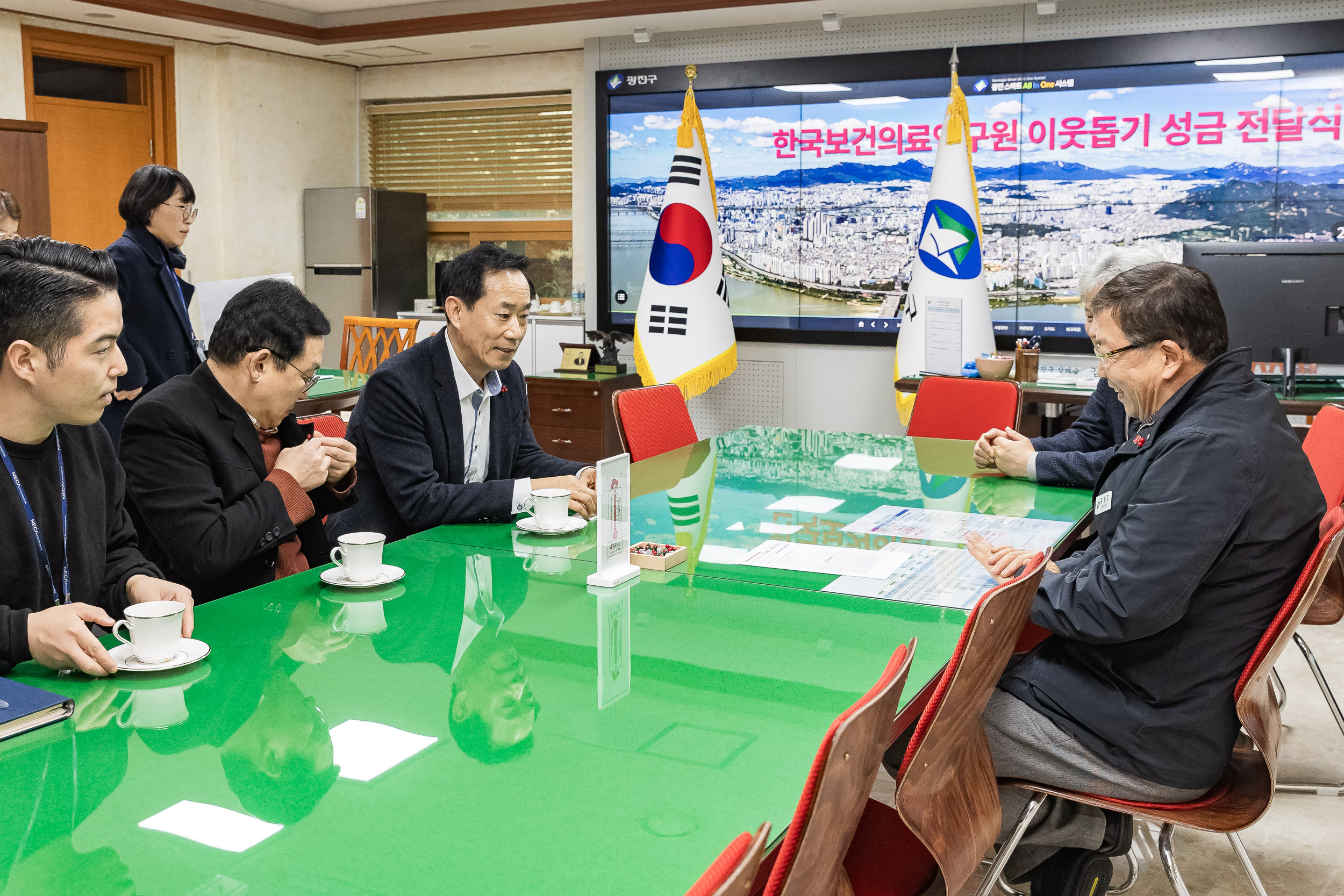 20231211-한국보건의료연구원 이웃돕기 성금 전달식 231211_0336_G_173003.jpg