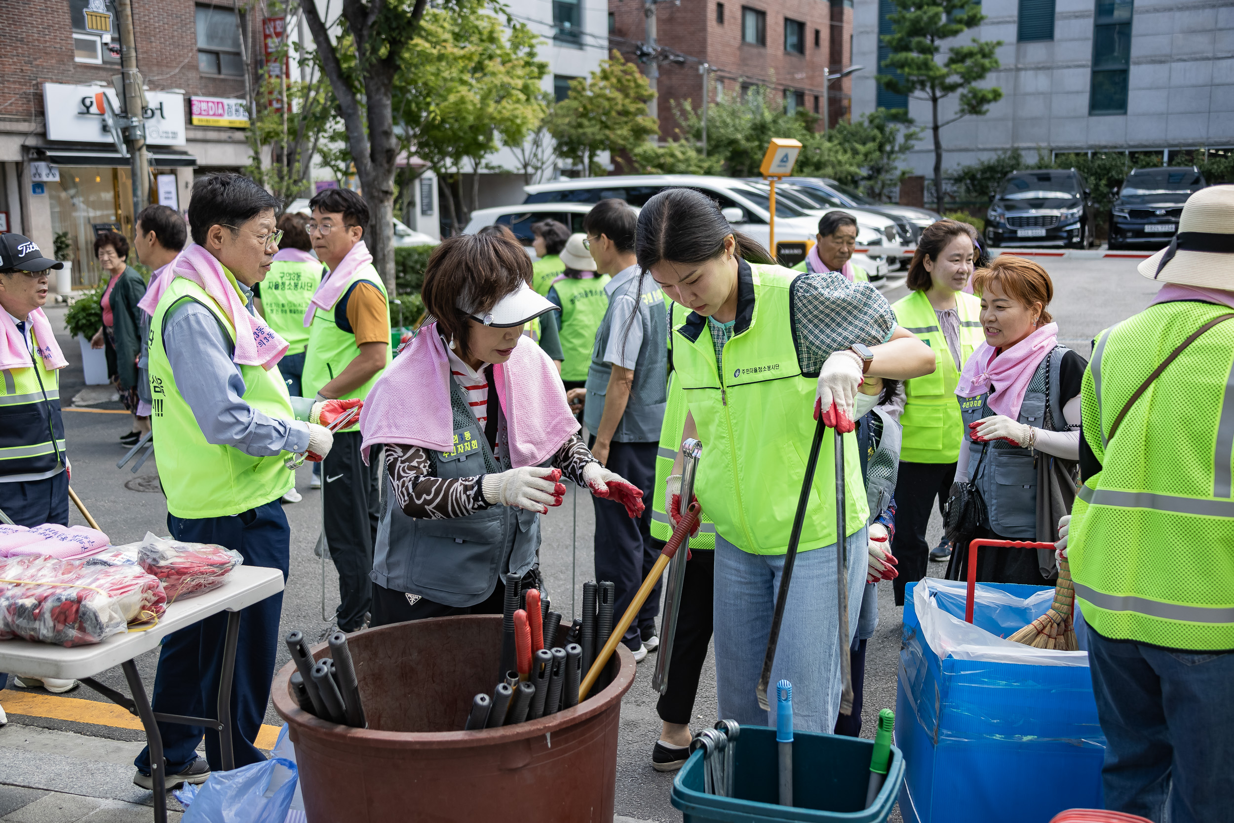 20230622-제10회 주민과 함께하는 골목 청소(구의3동) 230622-0071_G_113340.jpg