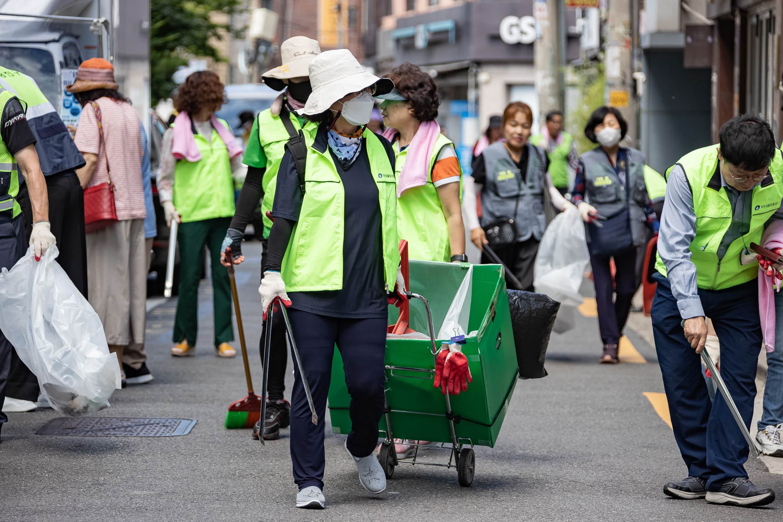 20230622-제10회 주민과 함께하는 골목 청소(구의3동) 230622-0097_G_113341.jpg