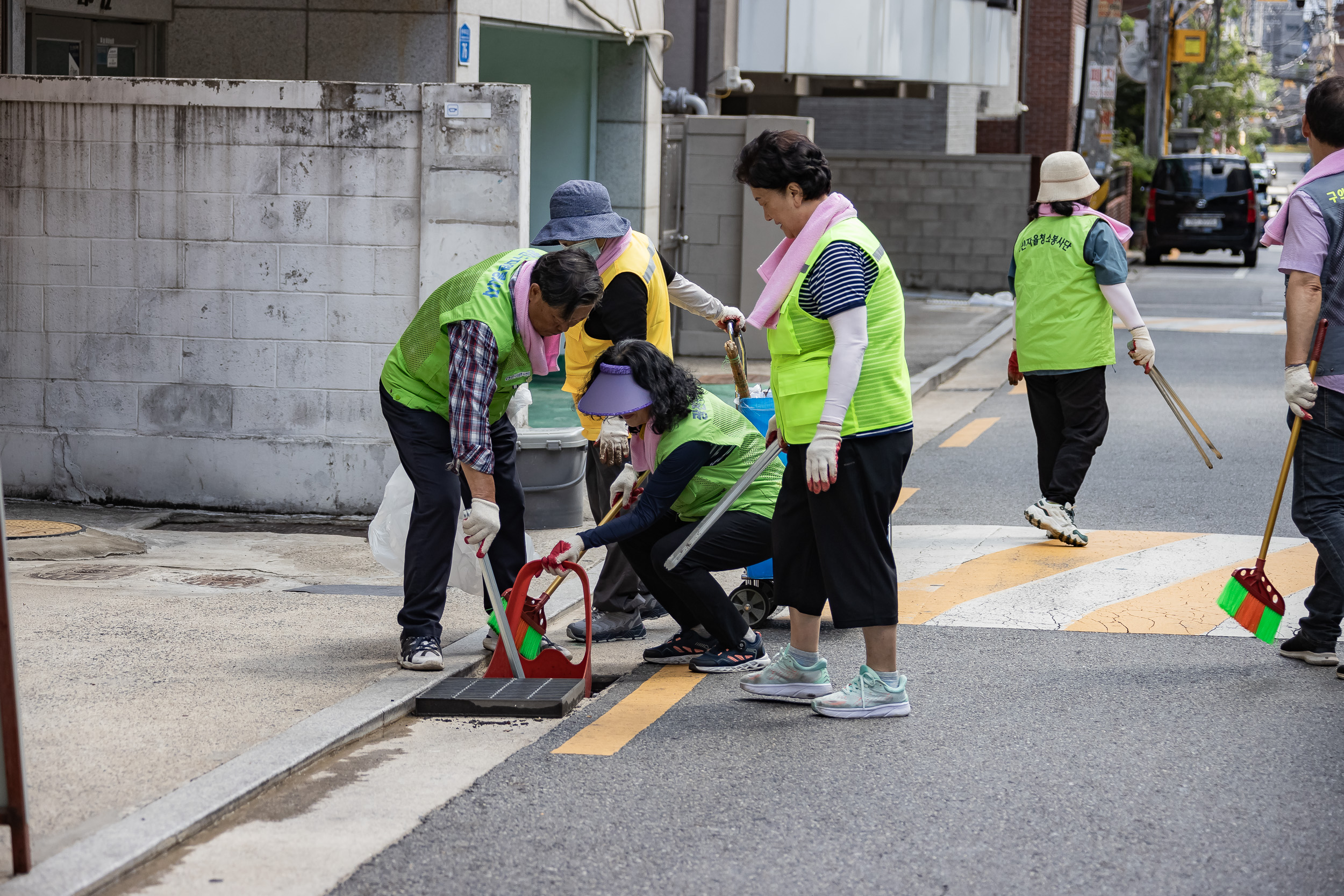 20230622-제10회 주민과 함께하는 골목 청소(구의3동) 230622-0248_G_113343.jpg