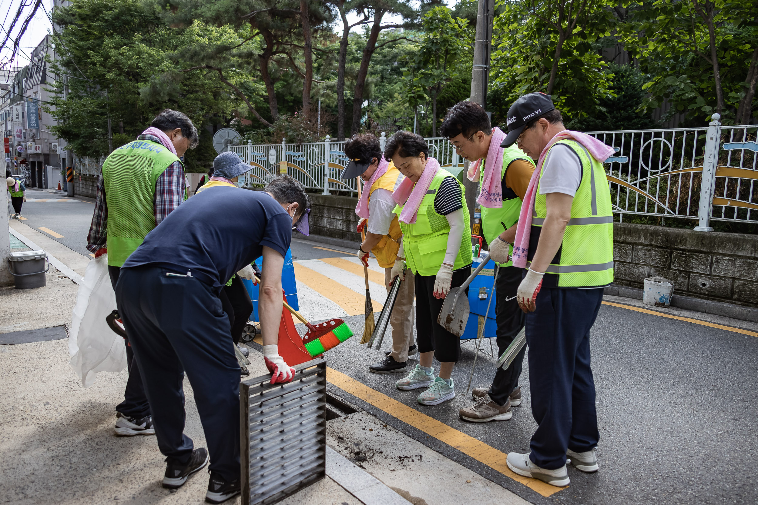 20230622-제10회 주민과 함께하는 골목 청소(구의3동) 230622-0267_G_113343.jpg