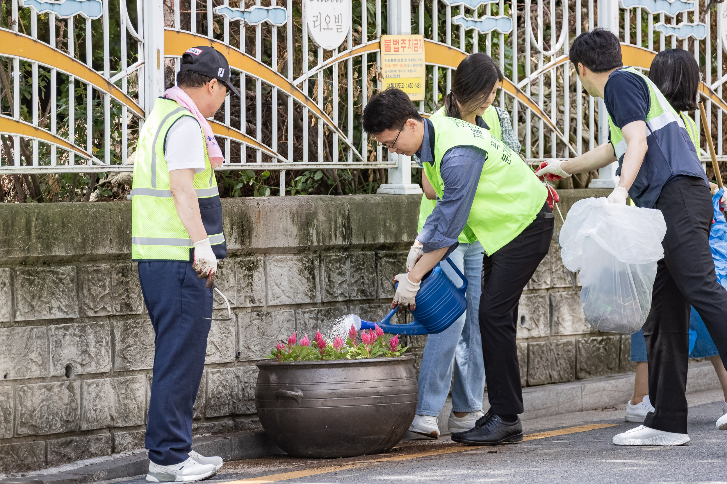 20230622-제10회 주민과 함께하는 골목 청소(구의3동) 230622-0399_G_113344.jpg