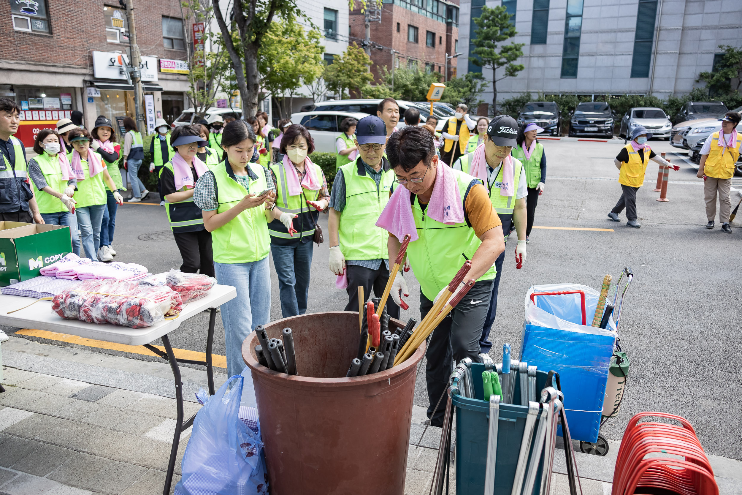 20230622-제10회 주민과 함께하는 골목 청소(구의3동) 230622-0046_G_113339.jpg