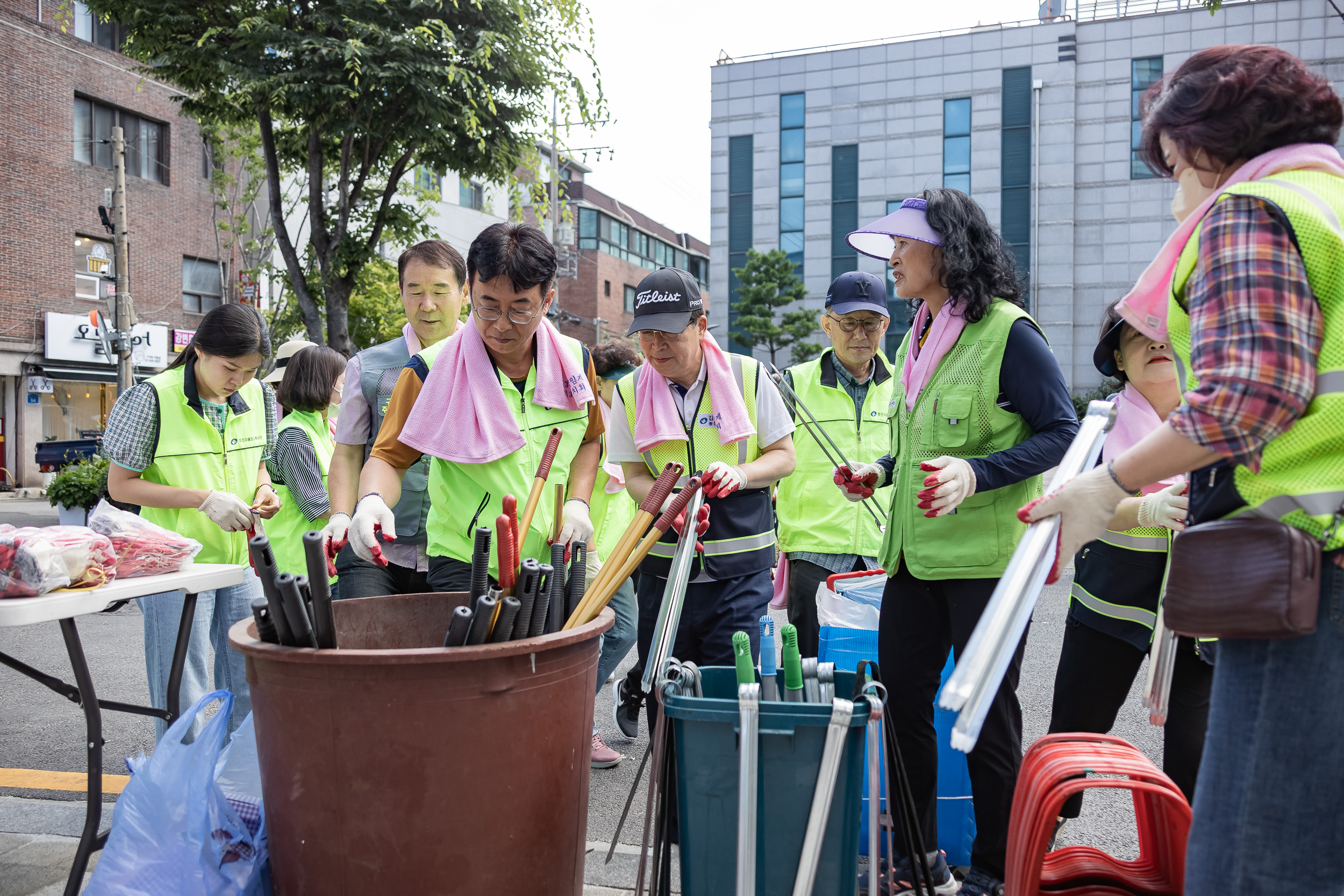 20230622-제10회 주민과 함께하는 골목 청소(구의3동) 230622-0058_G_113340.jpg