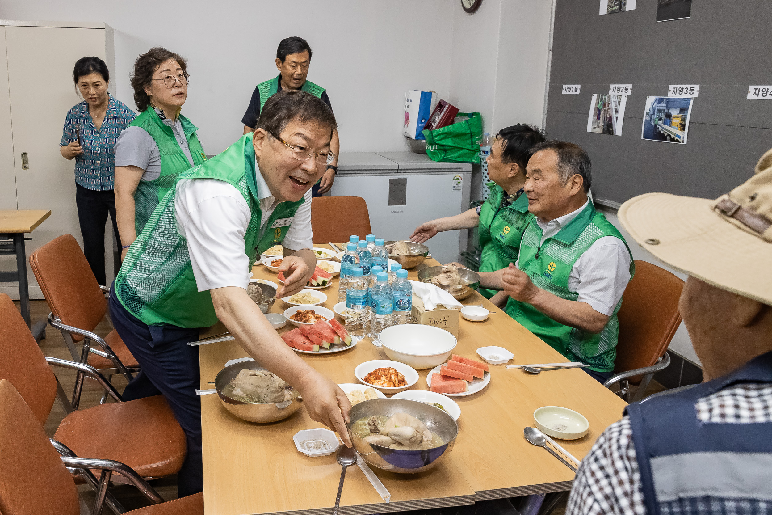 20230627-소외계층 어르신 이용봉사 및 삼계탕 대접 230627-0095_G_163643.jpg