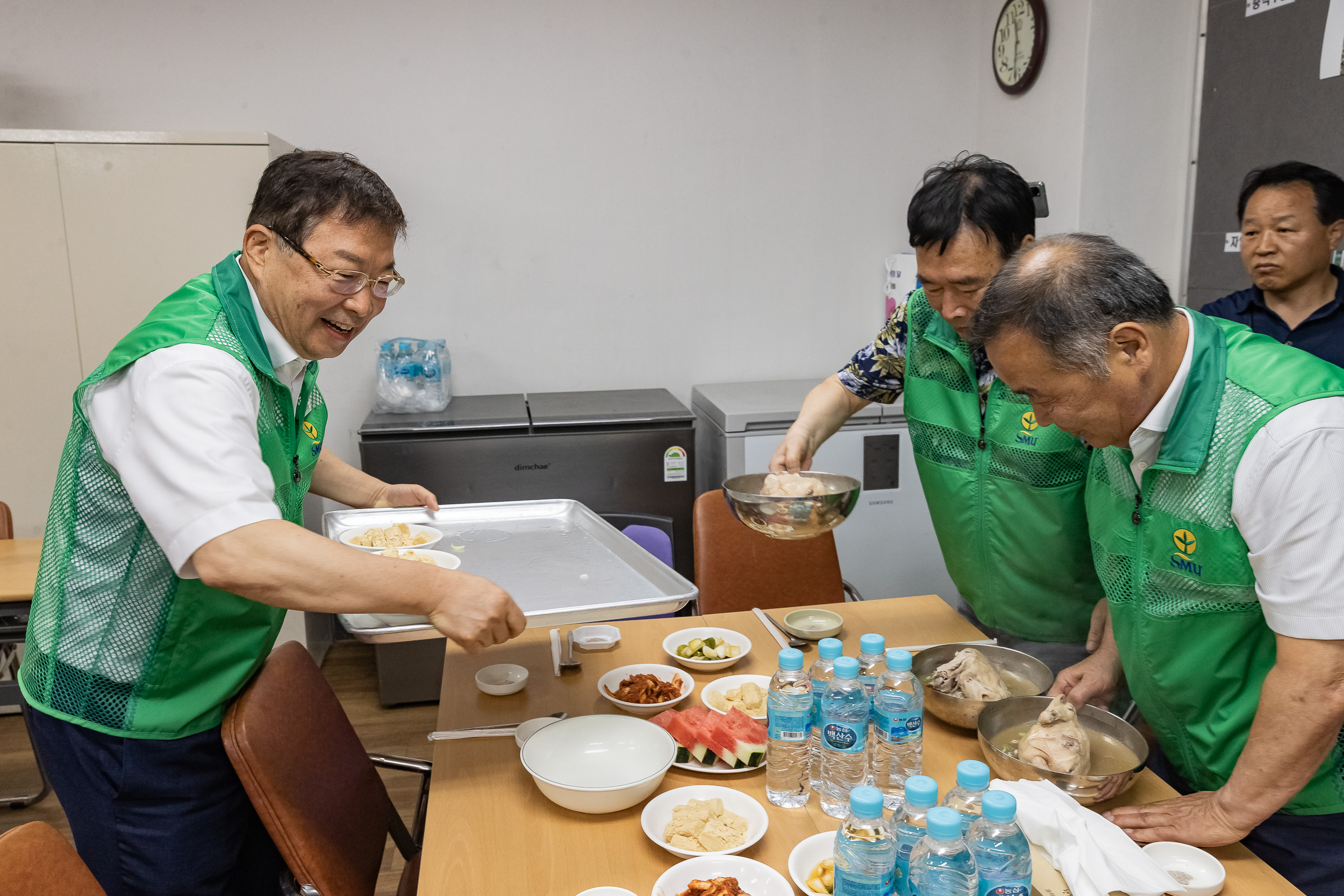 20230627-소외계층 어르신 이용봉사 및 삼계탕 대접 230627-0087_G_163643.jpg