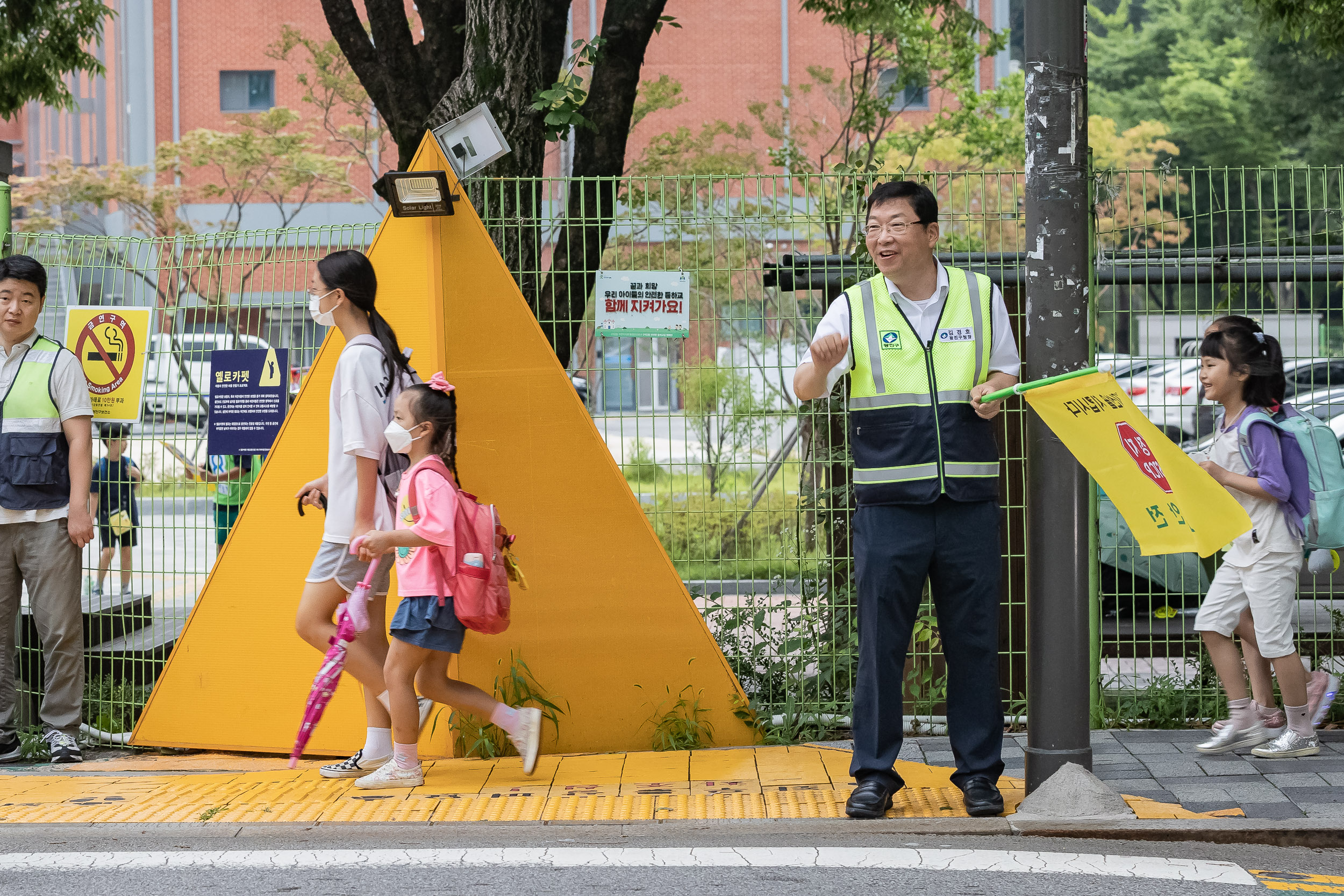 20230711-등굣길 교통안전지킴이 활동(동의초등학교) 230711-0292_G_132253.jpg