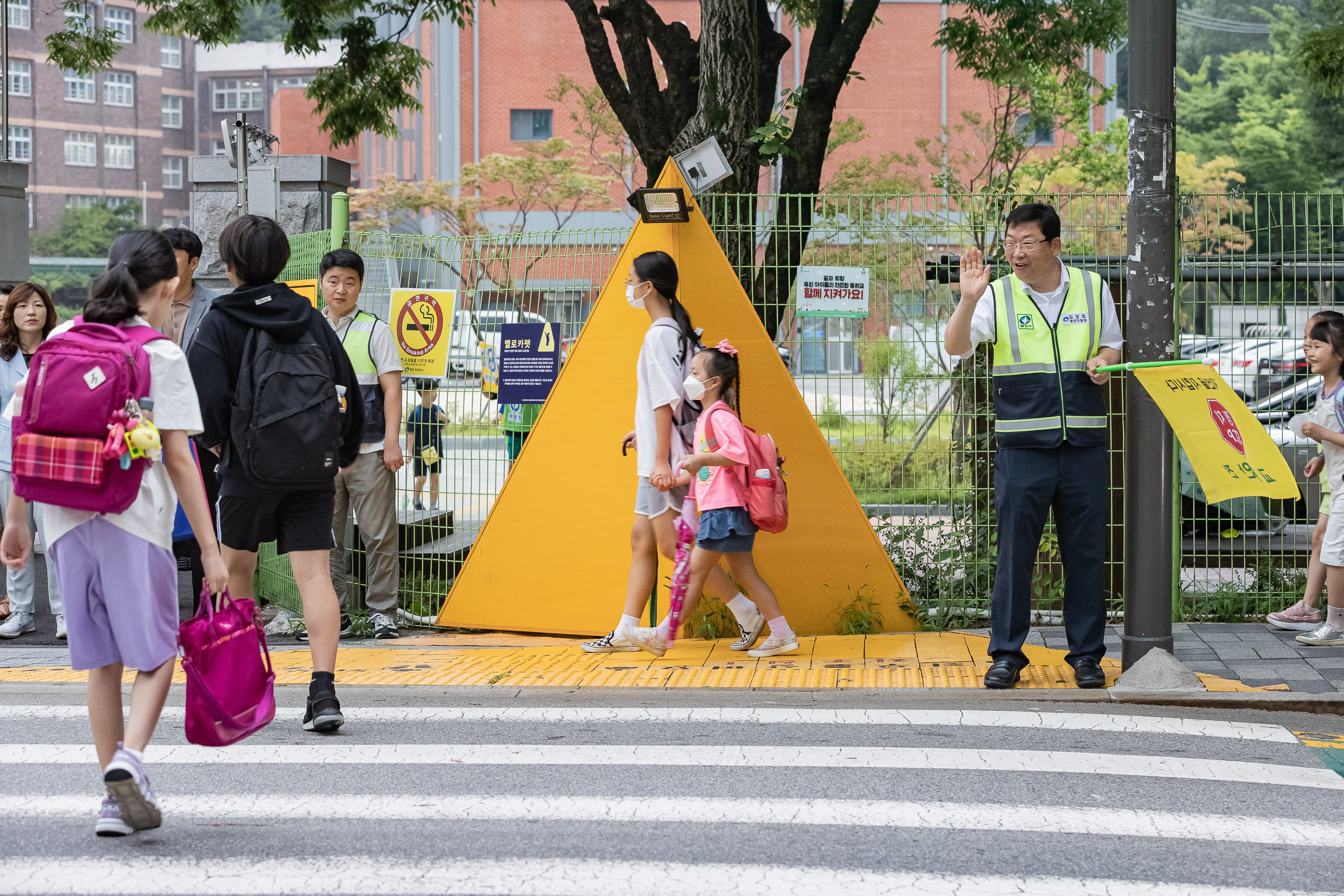 20230711-등굣길 교통안전지킴이 활동(동의초등학교) 230711-0296_G_132253.jpg