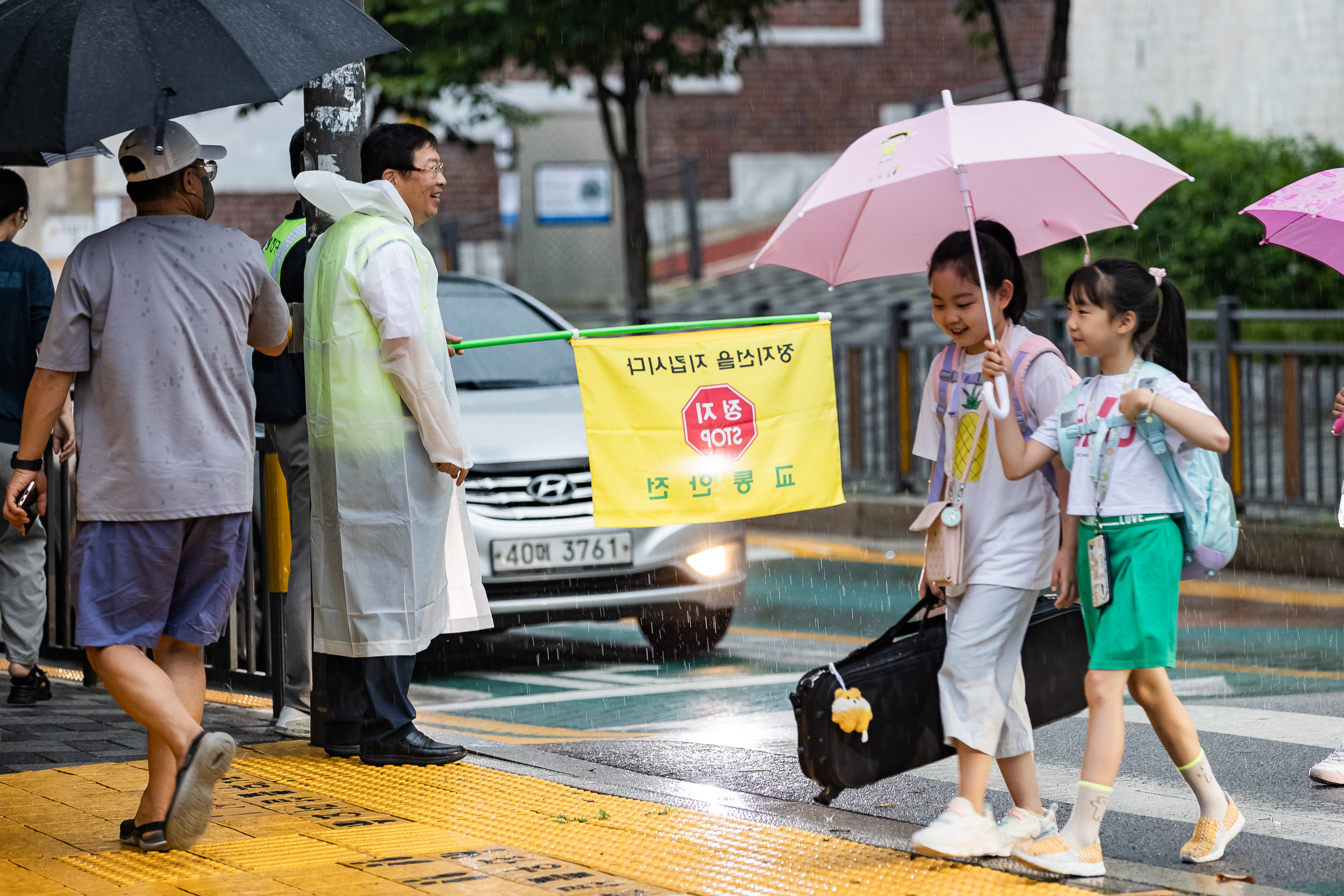 20230711-등굣길 교통안전지킴이 활동(동의초등학교) 230711-0436_G_132254.jpg