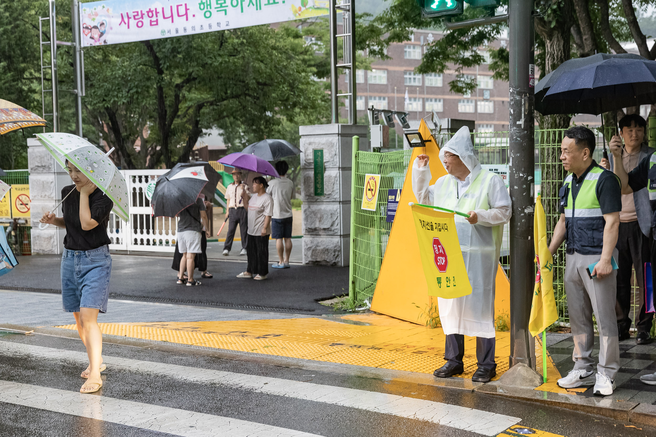 20230711-등굣길 교통안전지킴이 활동(동의초등학교) 230711-0545_G_132255.jpg