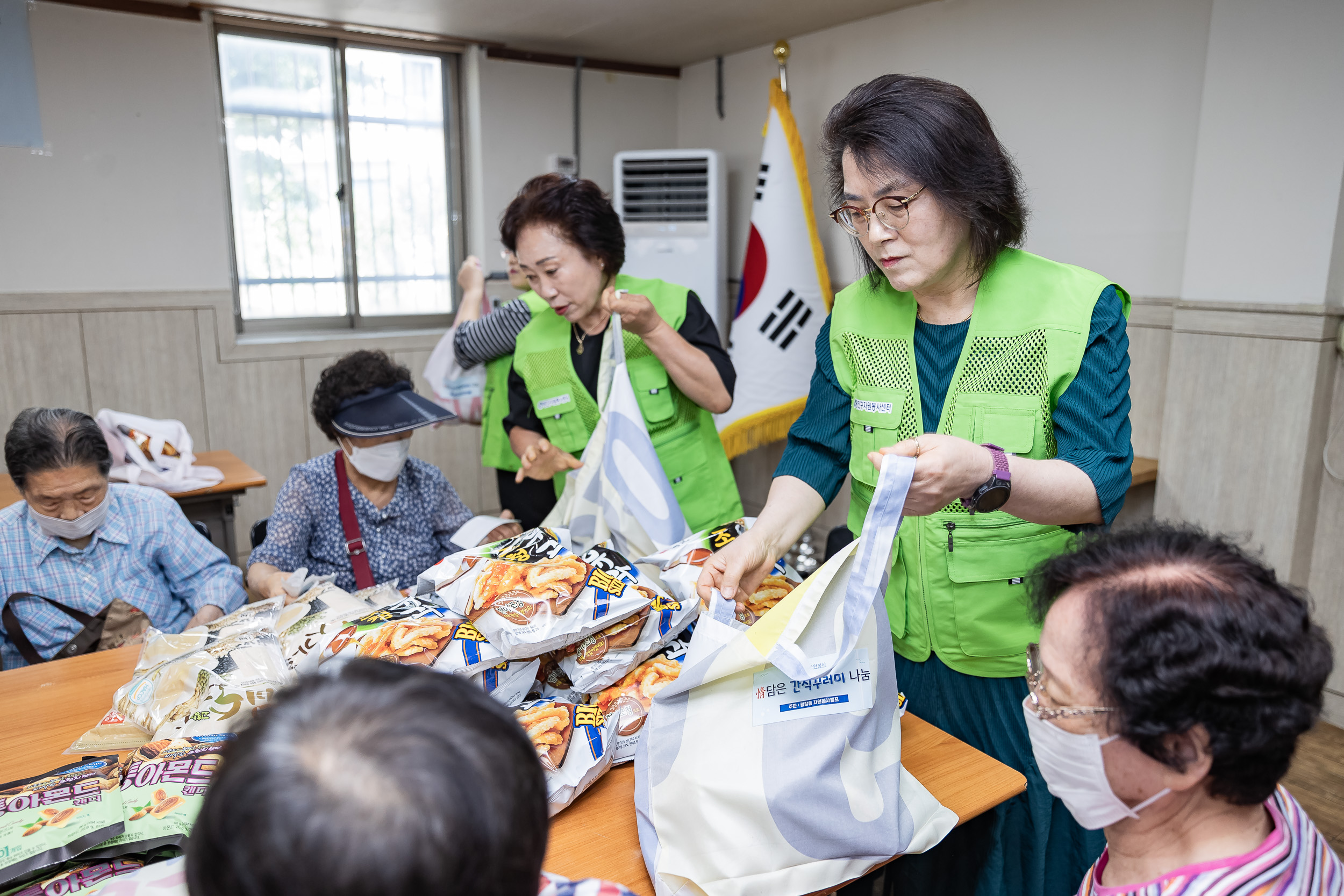 20230619-광장동 골목 봉사-情담은 간식꾸러미 나눔 JKIM6574_G_090558.jpg