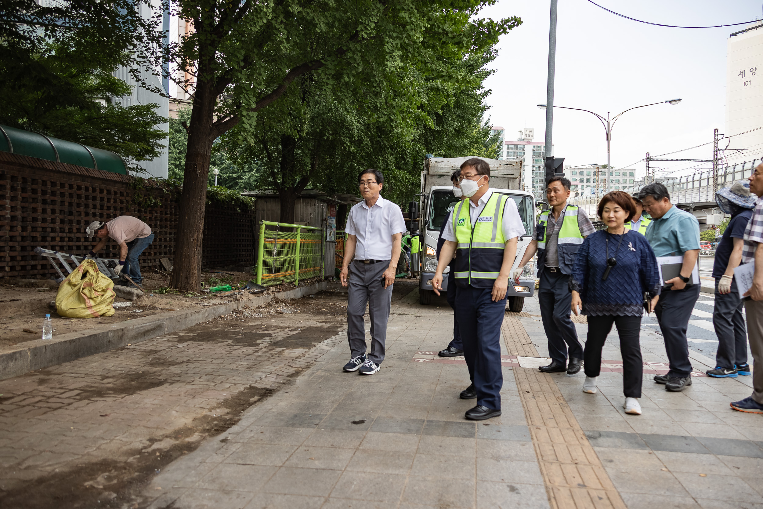 20230706-구의3동 강변 우성아파트 담장 앞 노점상 철거-2 230706-1102_G_191541.jpg