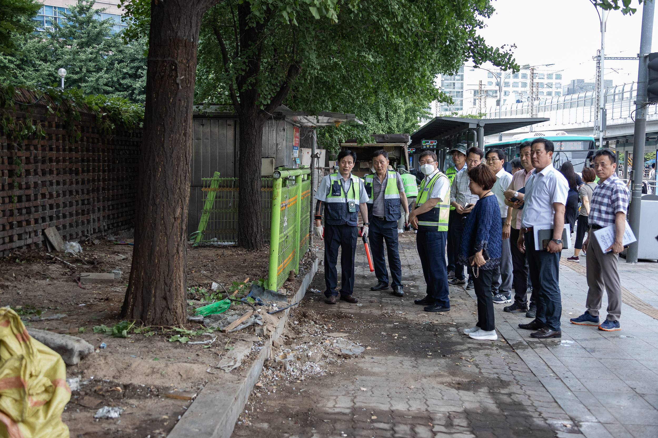 20230706-구의3동 강변 우성아파트 담장 앞 노점상 철거-2 230706-1185_G_191542.jpg