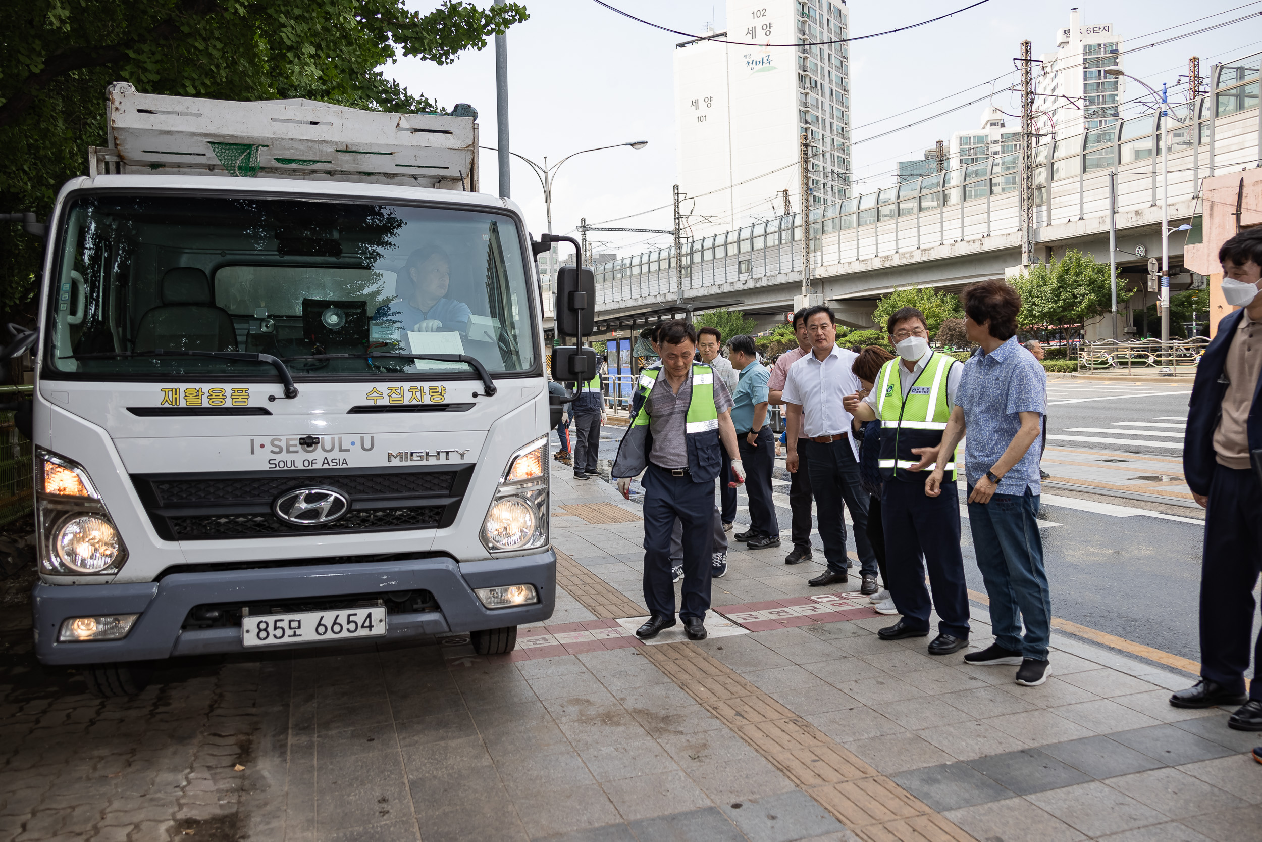 20230706-구의3동 강변 우성아파트 담장 앞 노점상 철거-2 230706-1329_G_191543.jpg