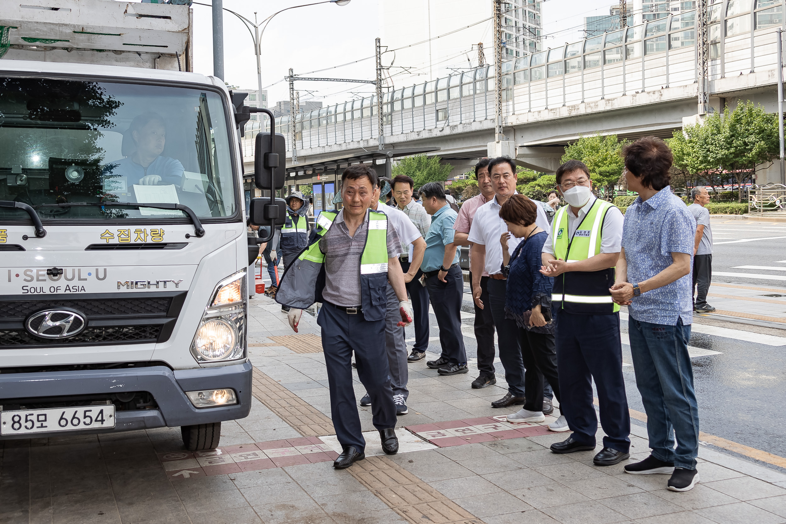 20230706-구의3동 강변 우성아파트 담장 앞 노점상 철거-2 230706-1333_G_191543.jpg