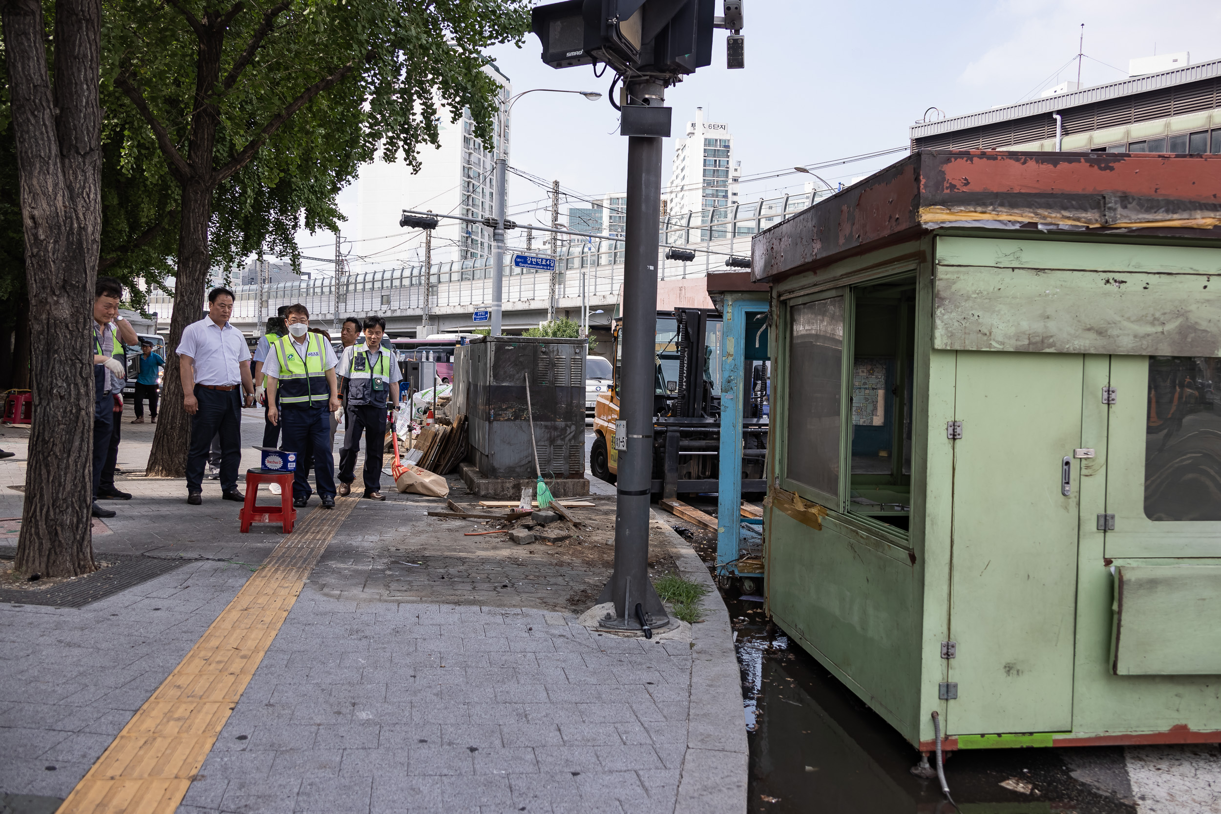 20230706-구의3동 강변 우성아파트 담장 앞 노점상 철거-2 230706-1379_G_191543.jpg