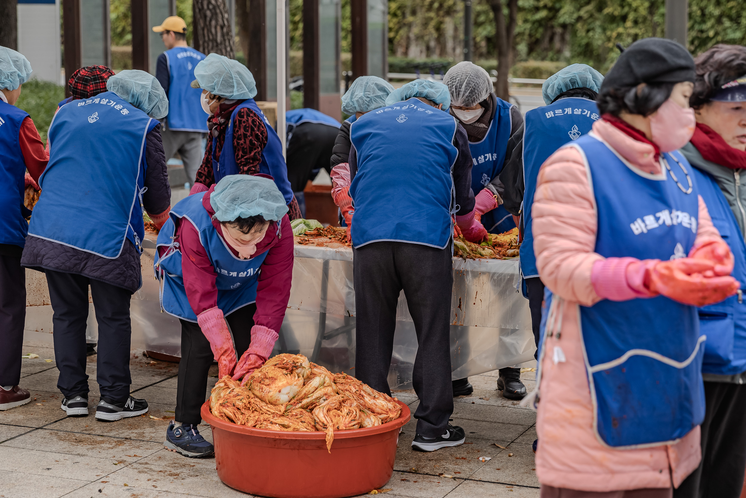 20231117-바르게살기운동 광진구협의회 어려운이웃 김장담가드리기 231117_0677_G_215154.jpg