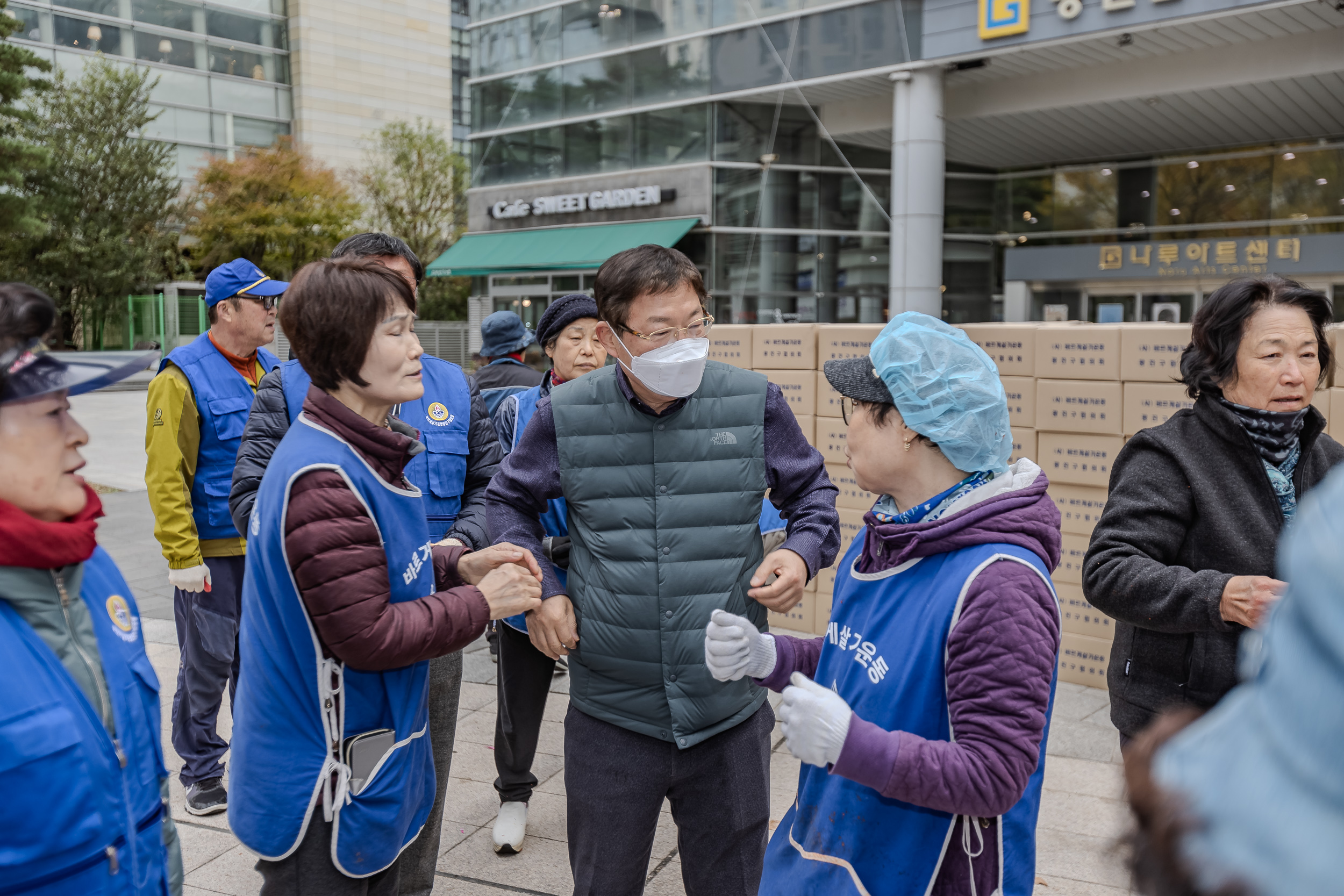 20231117-바르게살기운동 광진구협의회 어려운이웃 김장담가드리기 231117_0775_G_215156.jpg