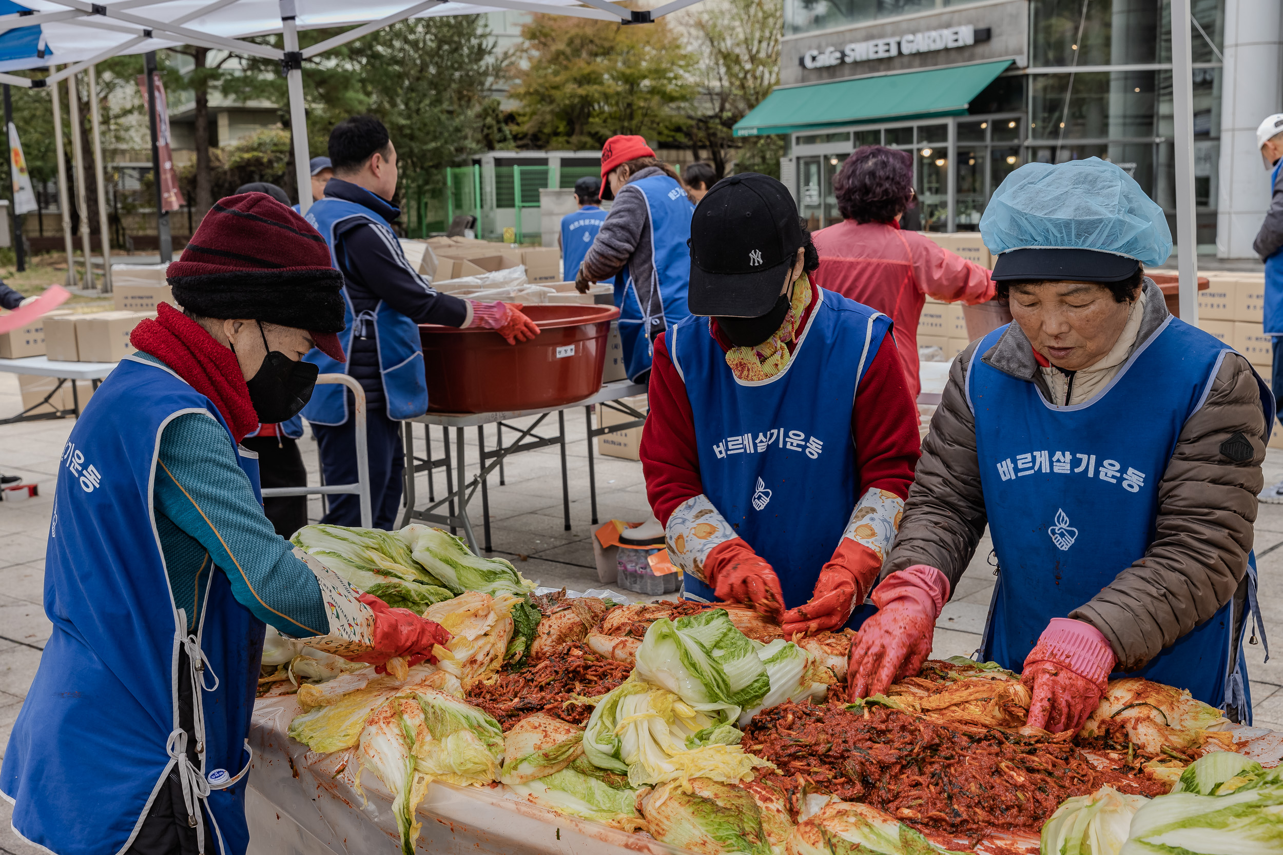 20231117-바르게살기운동 광진구협의회 어려운이웃 김장담가드리기 231117_0119_G_215143.jpg