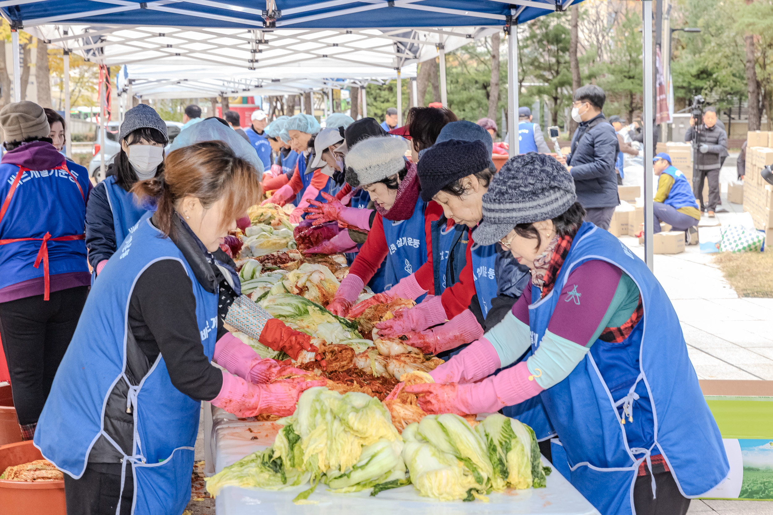 20231117-바르게살기운동 광진구협의회 어려운이웃 김장담가드리기 231117_0162_G_215144.jpg