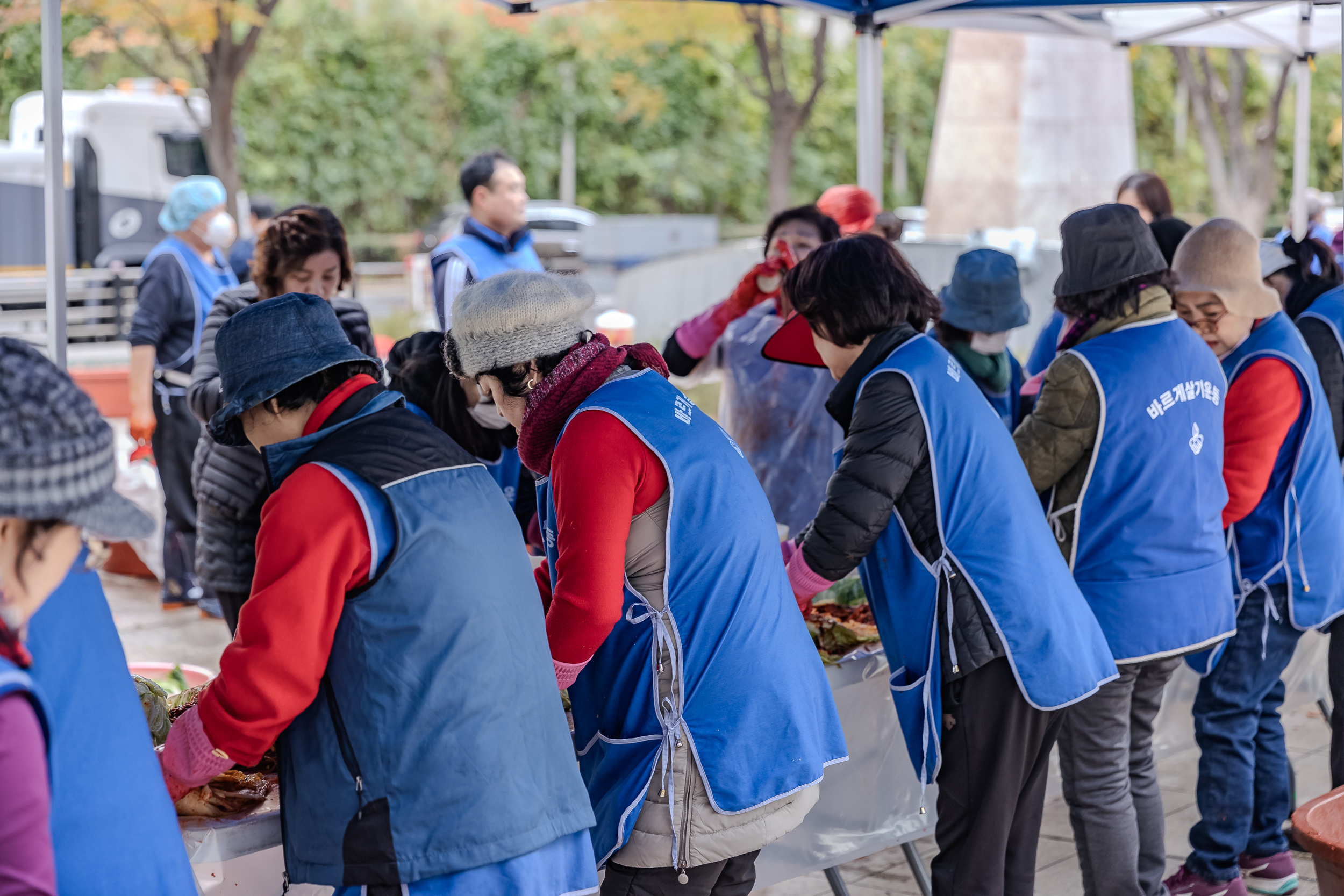 20231117-바르게살기운동 광진구협의회 어려운이웃 김장담가드리기 231117_0172_G_215144.jpg