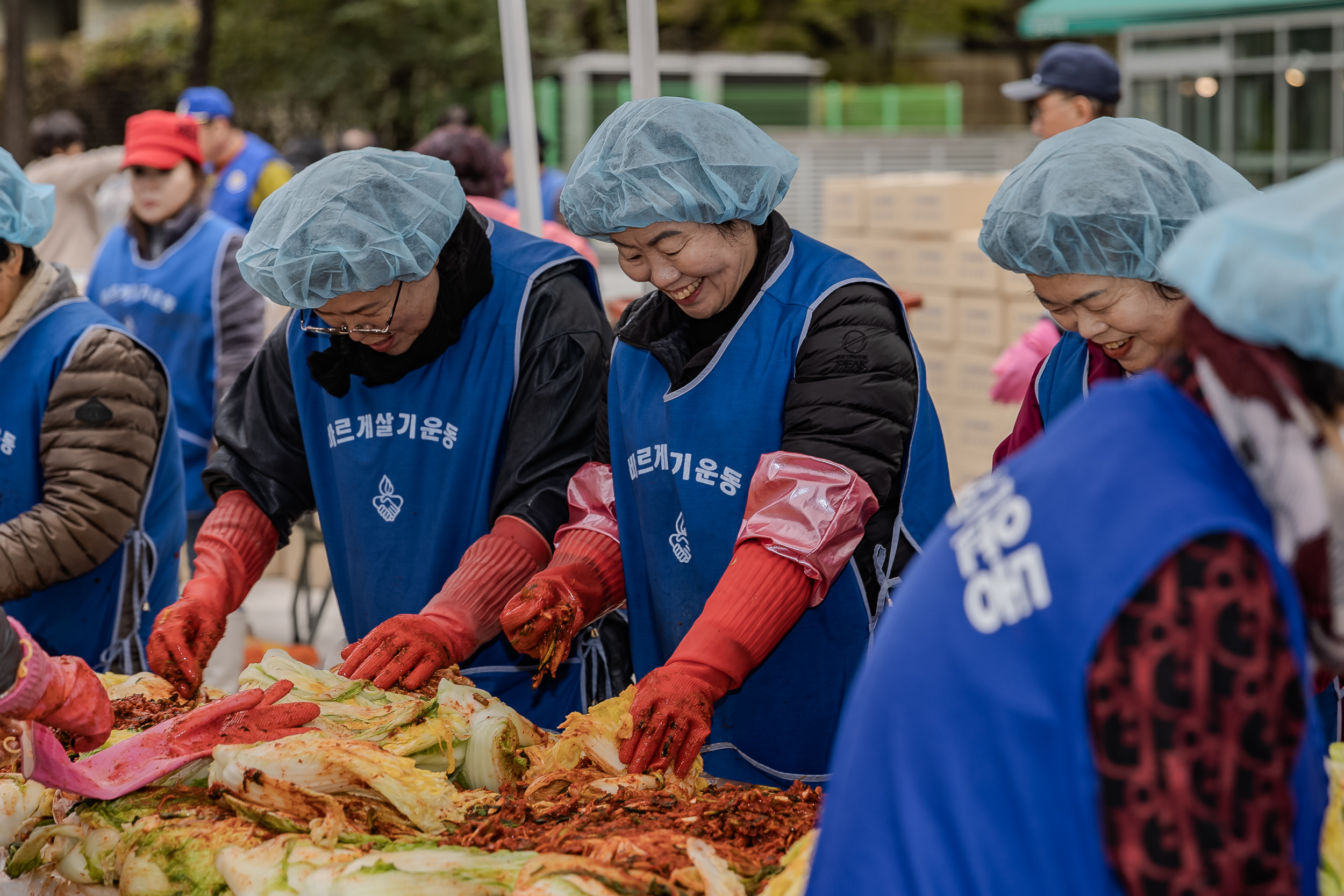 20231117-바르게살기운동 광진구협의회 어려운이웃 김장담가드리기 231117_0185_G_215145.jpg