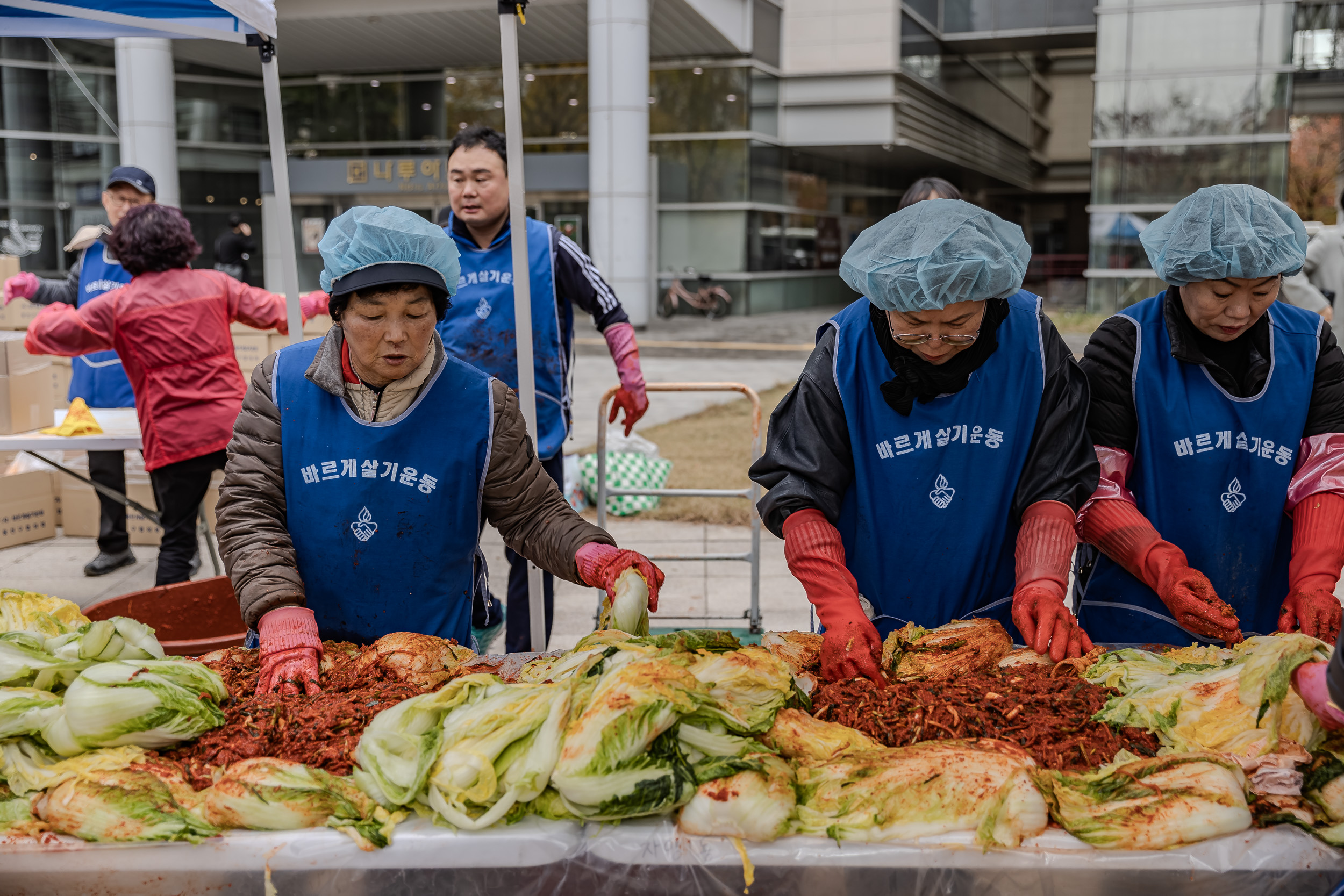 20231117-바르게살기운동 광진구협의회 어려운이웃 김장담가드리기 231117_0217_G_215145.jpg